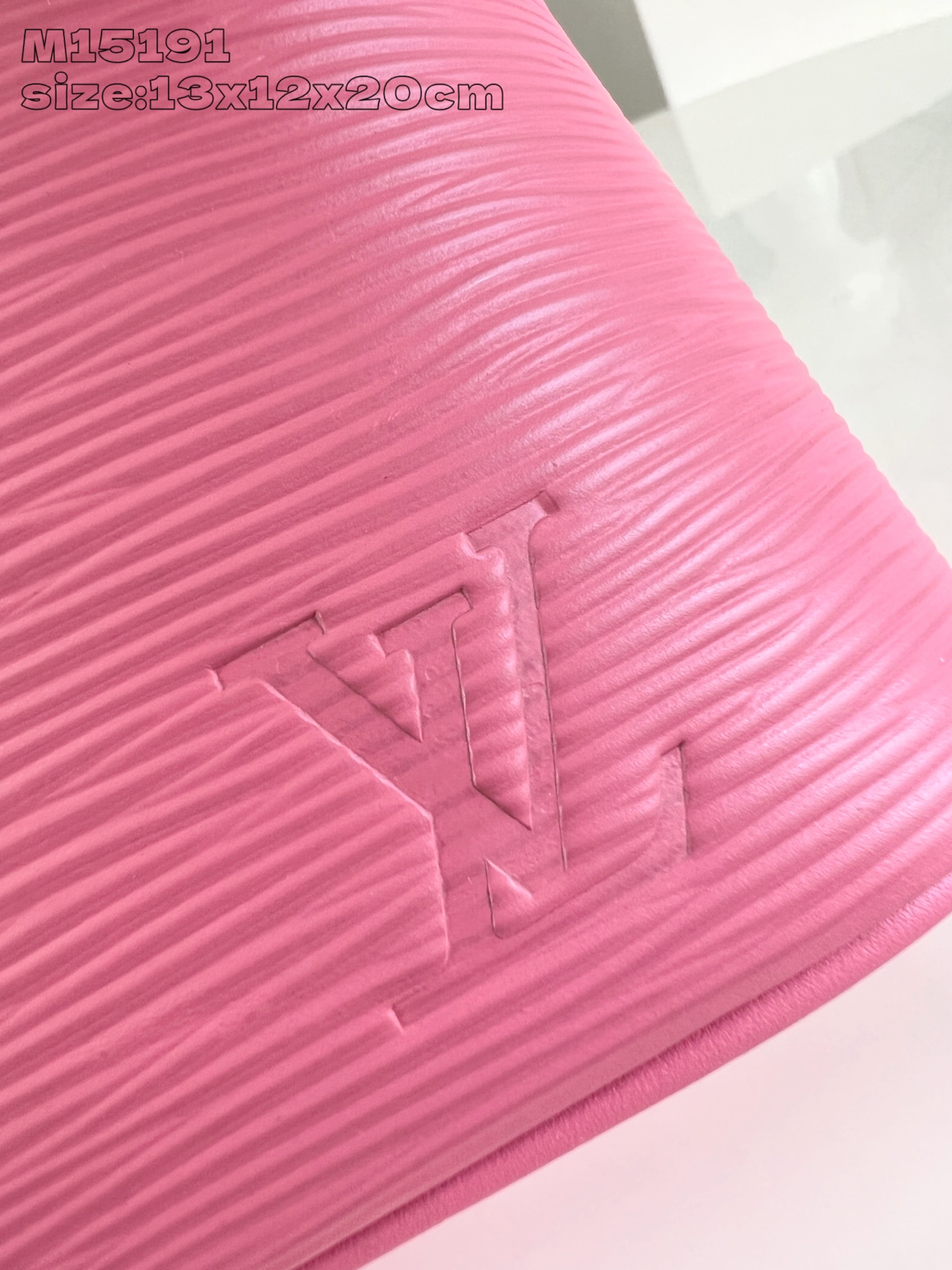 【顶级原单 M15191粉 】本款 Nice 迷你化妆包向路易威登美妆系列的唇膏采撷灵感，为 Epi 粒