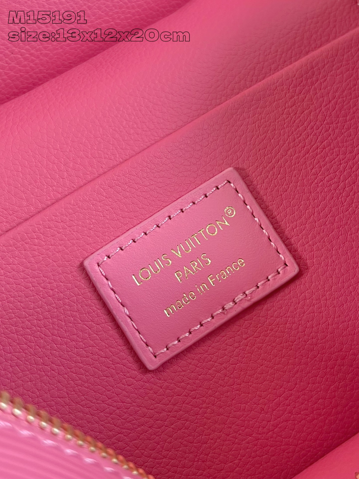 【顶级原单 M15191粉 】本款 Nice 迷你化妆包向路易威登美妆系列的唇膏采撷灵感，为 Epi 粒