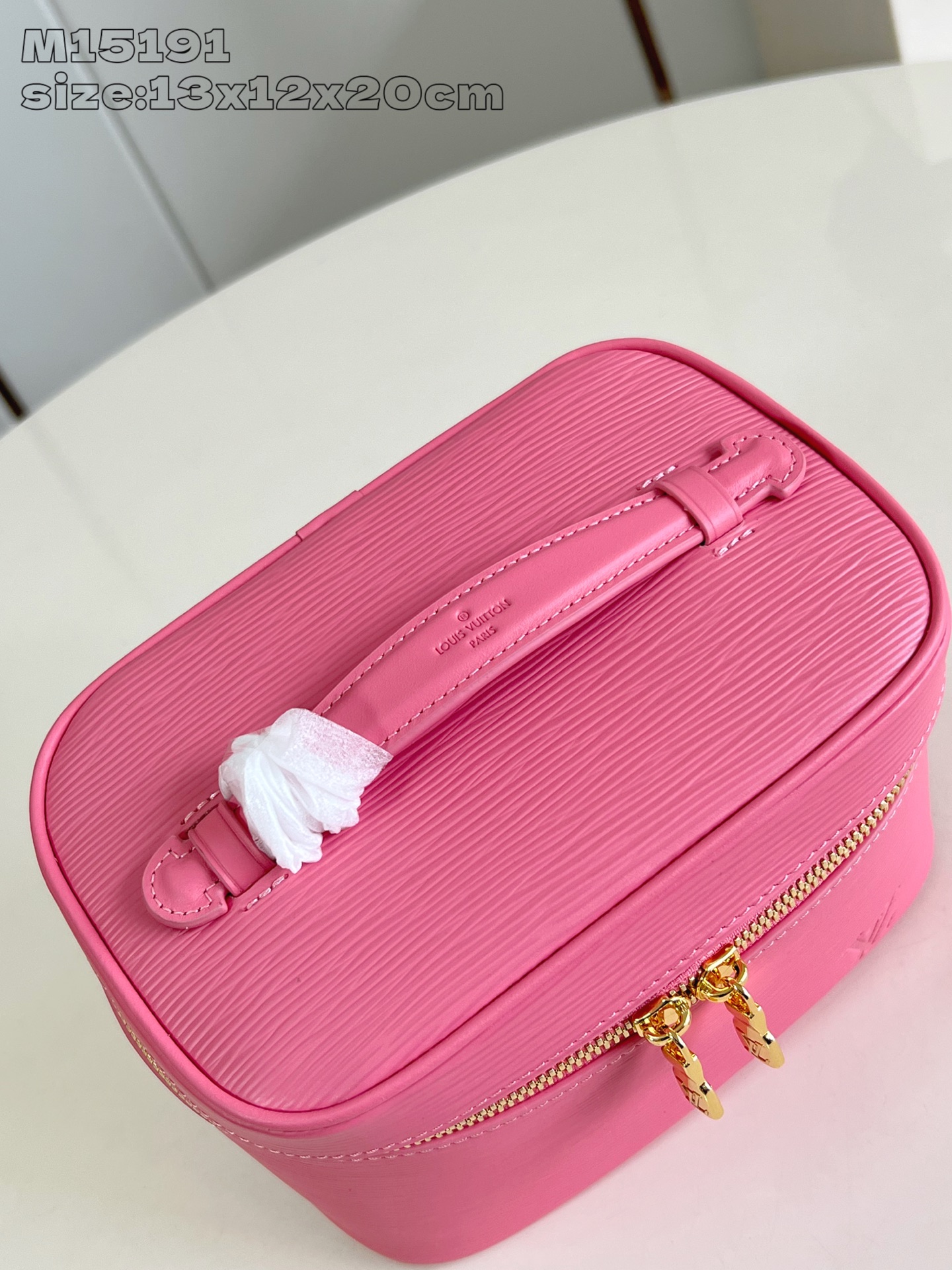 【顶级原单 M15191粉 】本款 Nice 迷你化妆包向路易威登美妆系列的唇膏采撷灵感，为 Epi 粒