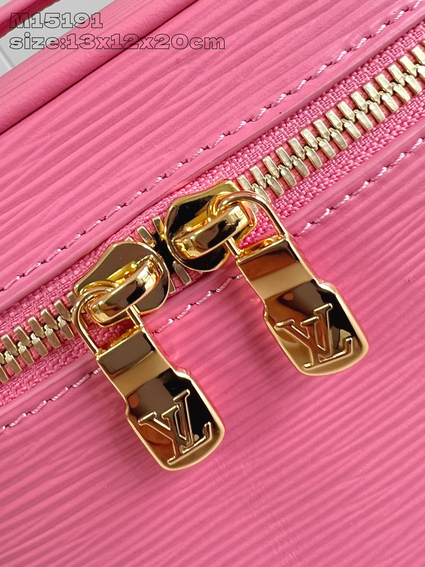 【顶级原单 M15191粉 】本款 Nice 迷你化妆包向路易威登美妆系列的唇膏采撷灵感，为 Epi 粒