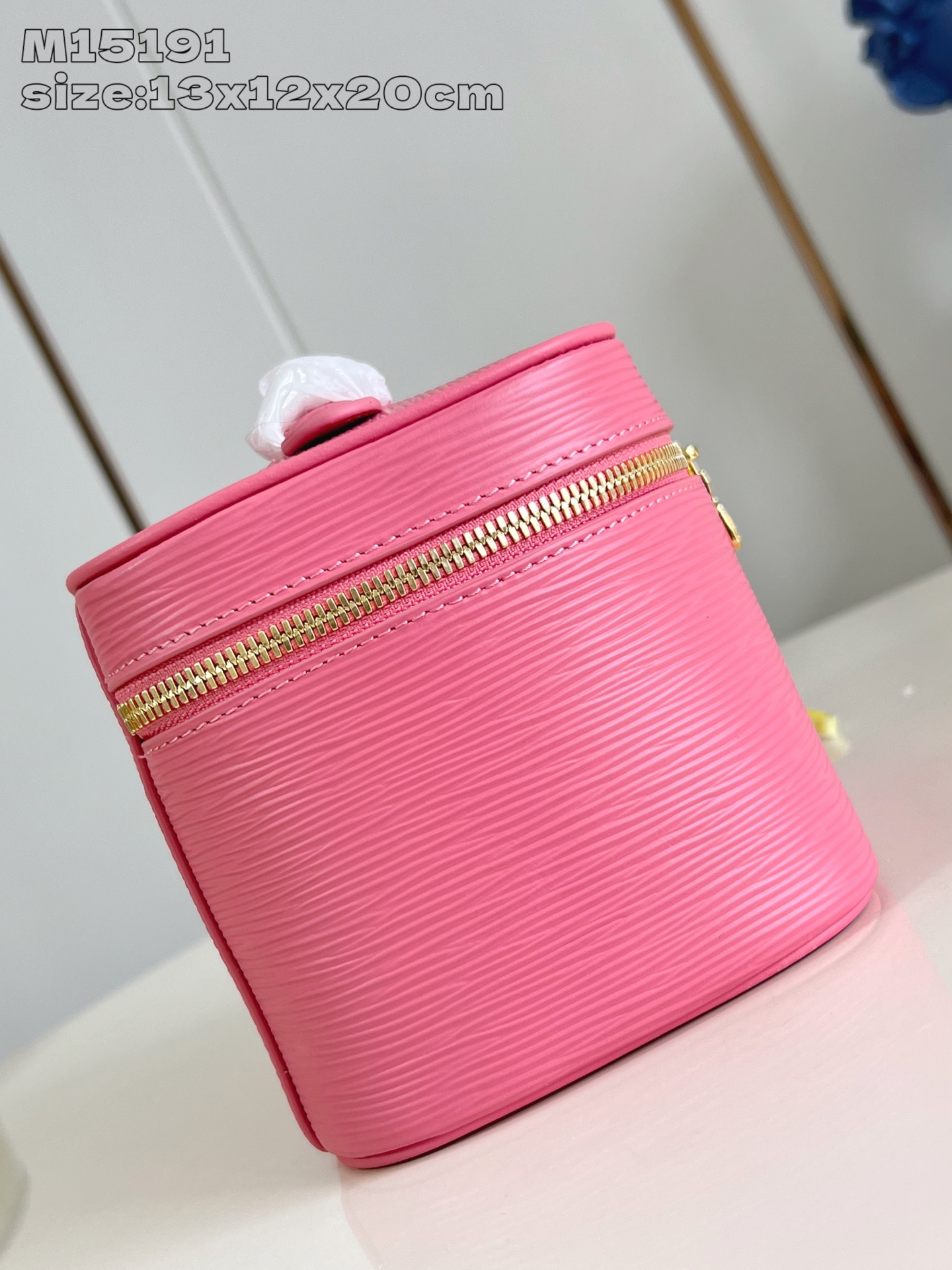 【顶级原单 M15191粉 】本款 Nice 迷你化妆包向路易威登美妆系列的唇膏采撷灵感，为 Epi 粒