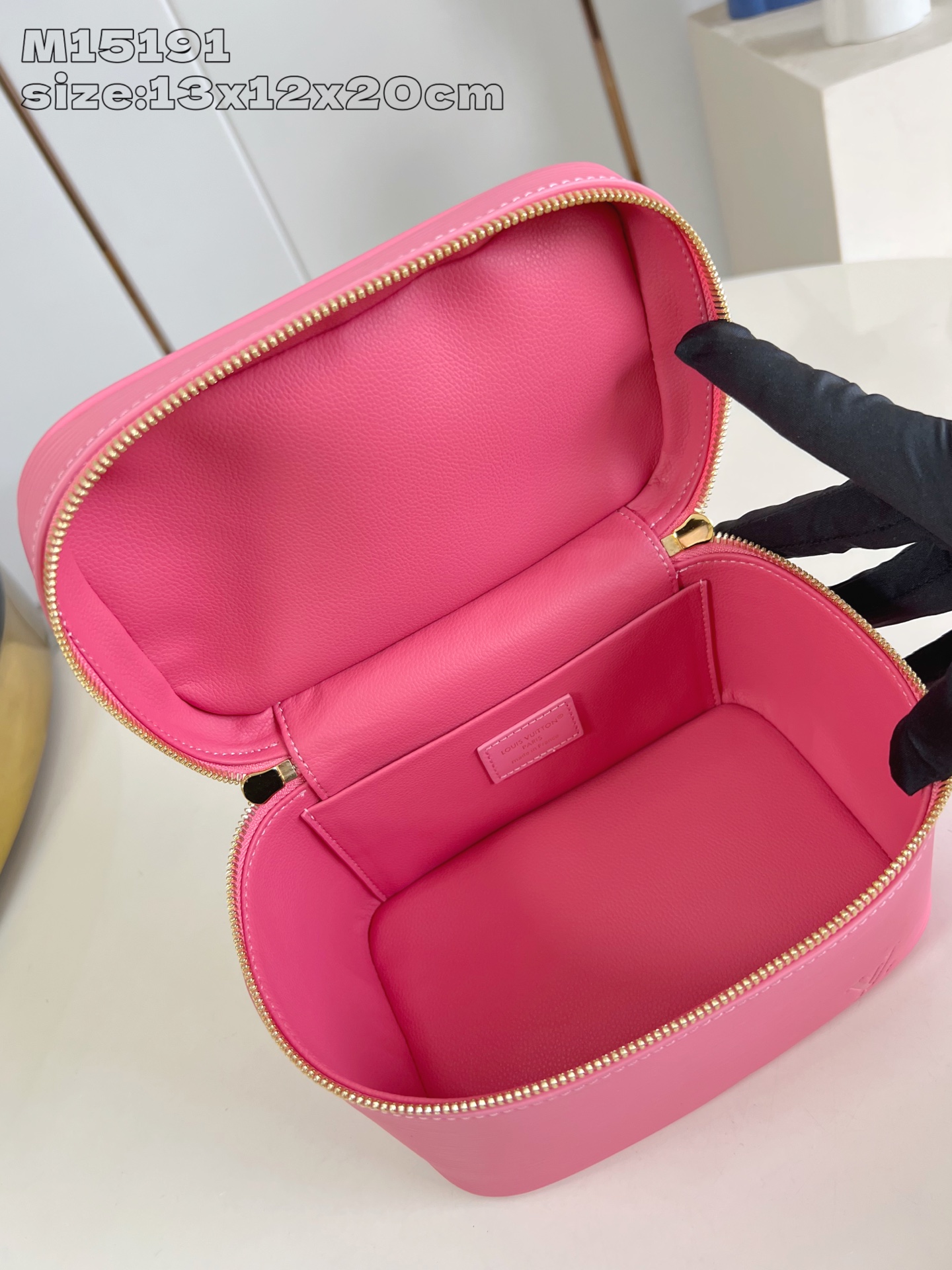 【顶级原单 M15191粉 】本款 Nice 迷你化妆包向路易威登美妆系列的唇膏采撷灵感，为 Epi 粒