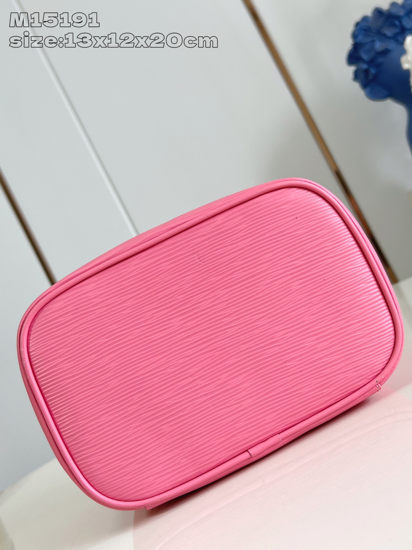 【顶级原单 M15191粉 】本款 Nice 迷你化妆包向路易威登美妆系列的唇膏采撷灵感，为 Epi 粒