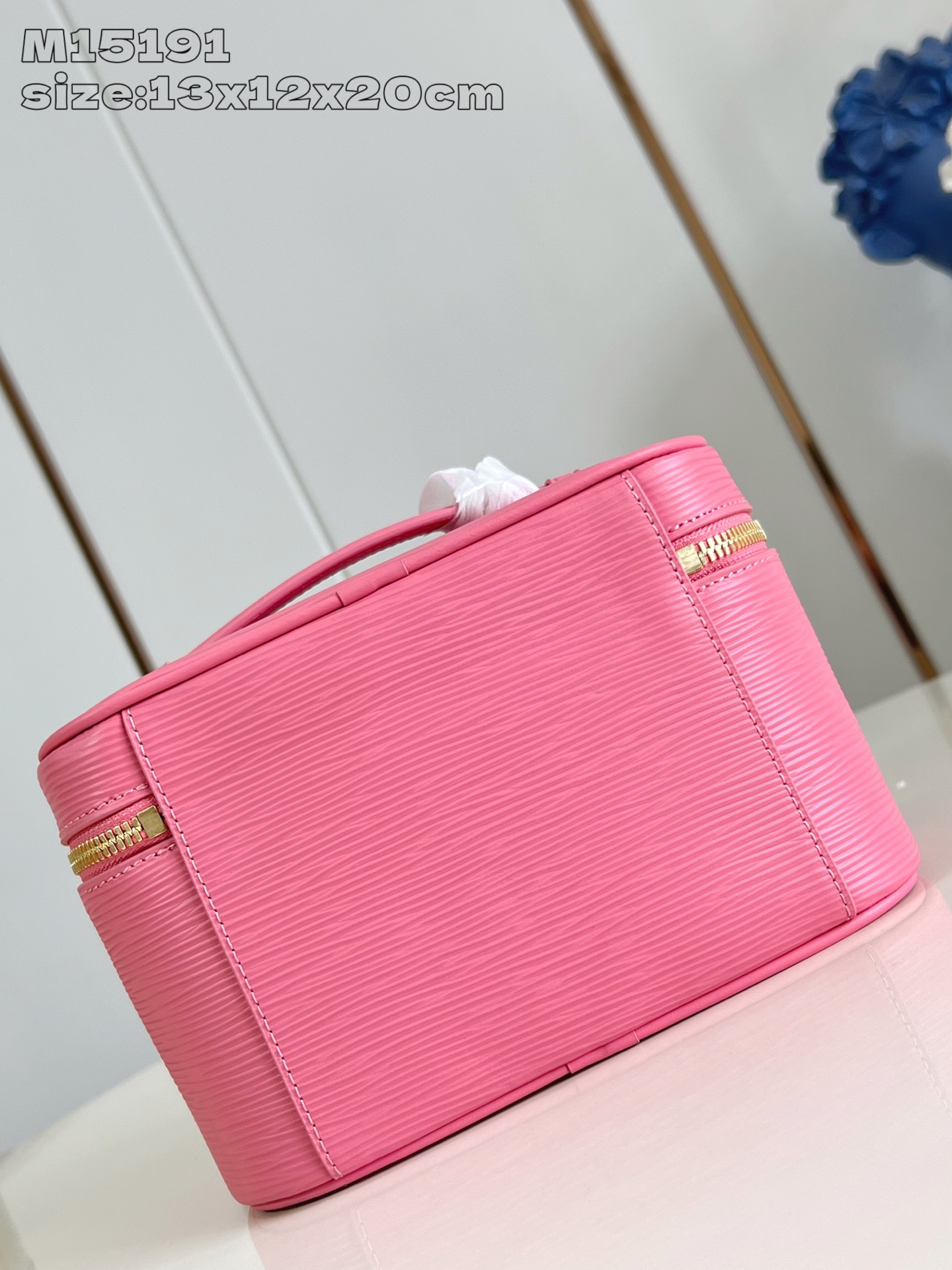 【顶级原单 M15191粉 】本款 Nice 迷你化妆包向路易威登美妆系列的唇膏采撷灵感，为 Epi 粒