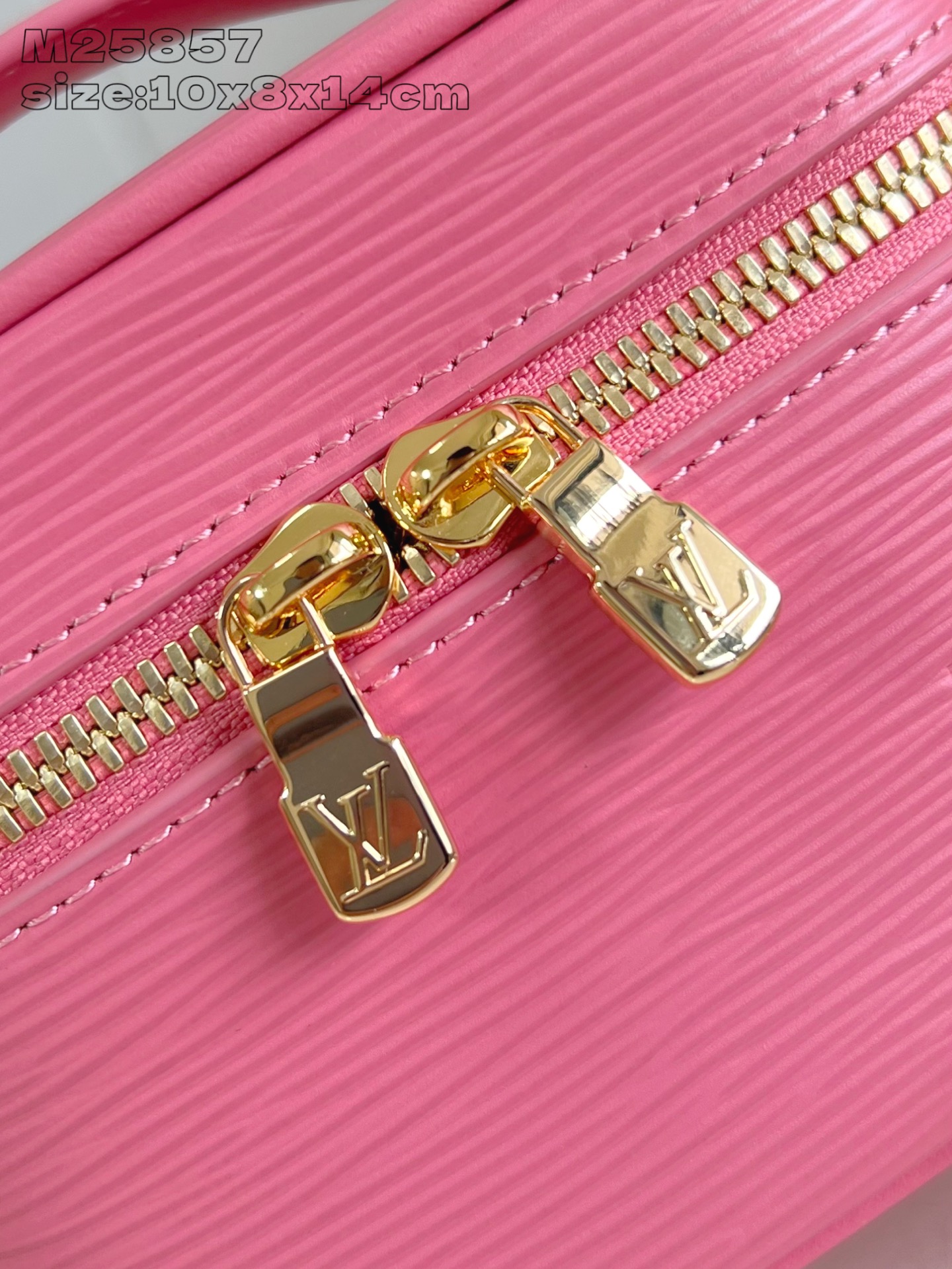 【顶级原单 M25857粉 】本款 Nice Nano 化妆包以粒面 Epi 皮革和可水洗织物内衬构筑华