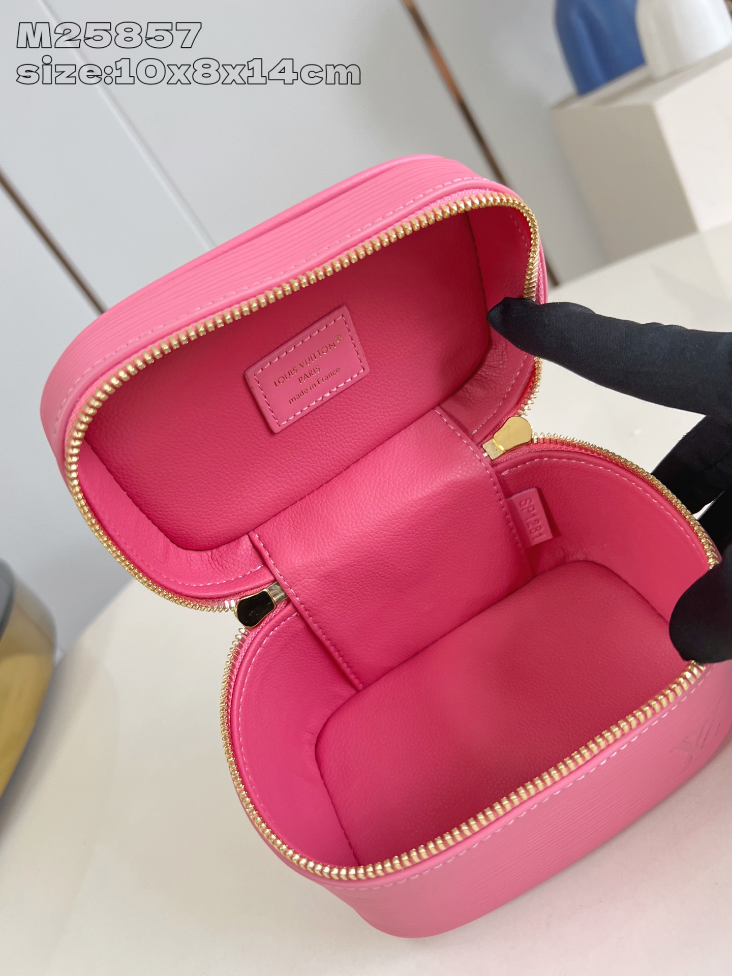 【顶级原单 M25857粉 】本款 Nice Nano 化妆包以粒面 Epi 皮革和可水洗织物内衬构筑华