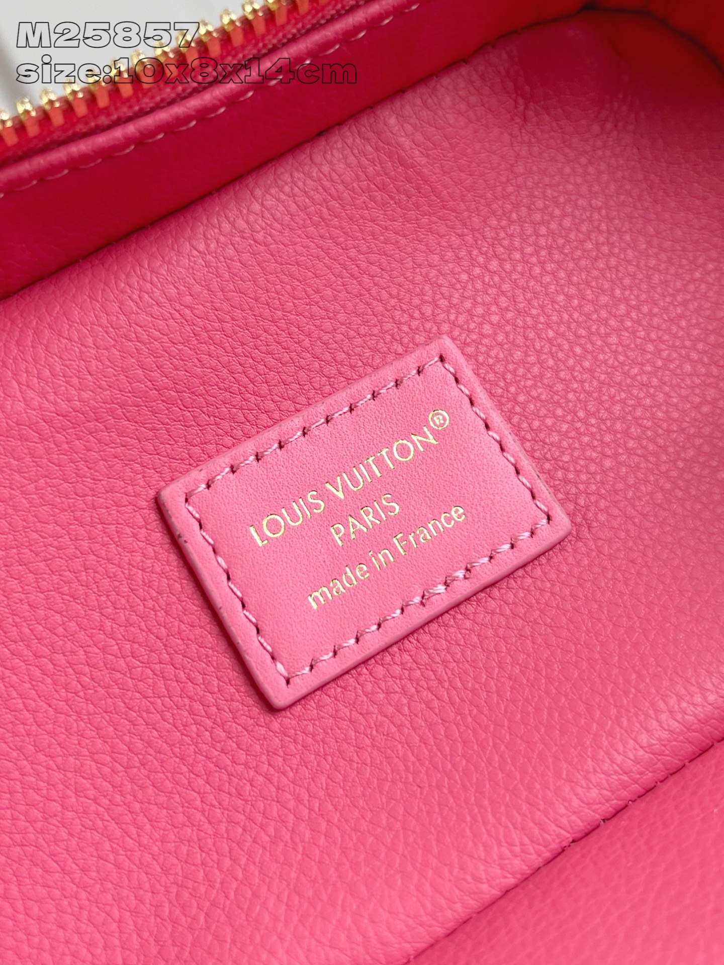 【顶级原单 M25857粉 】本款 Nice Nano 化妆包以粒面 Epi 皮革和可水洗织物内衬构筑华