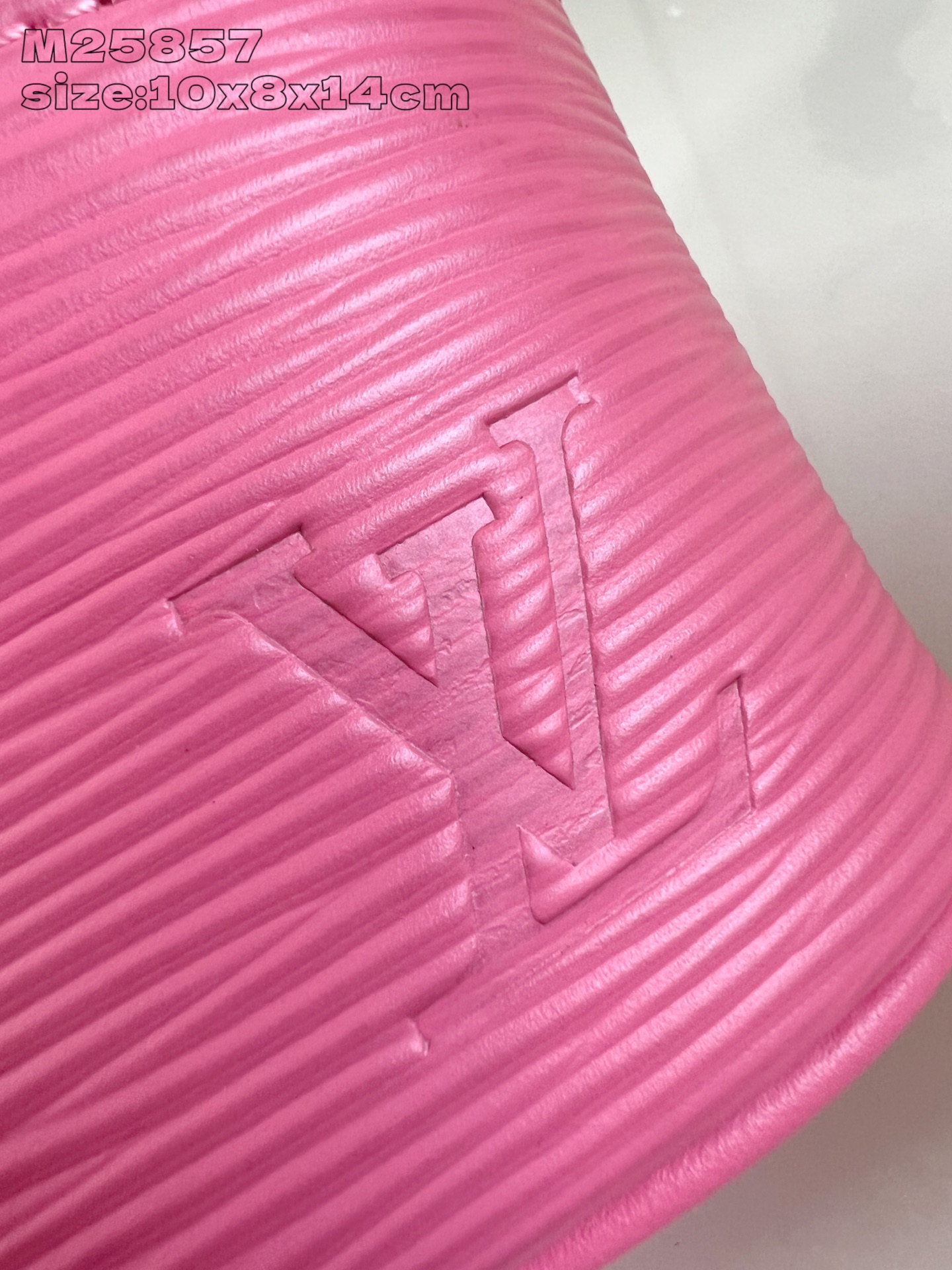 【顶级原单 M25857粉 】本款 Nice Nano 化妆包以粒面 Epi 皮革和可水洗织物内衬构筑华