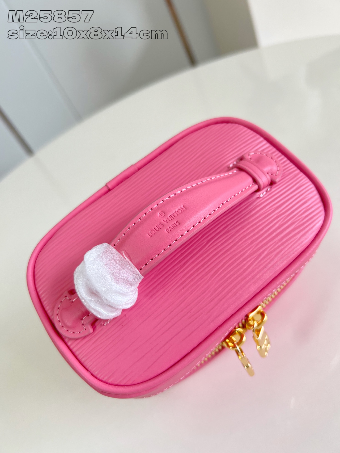 【顶级原单 M25857粉 】本款 Nice Nano 化妆包以粒面 Epi 皮革和可水洗织物内衬构筑华