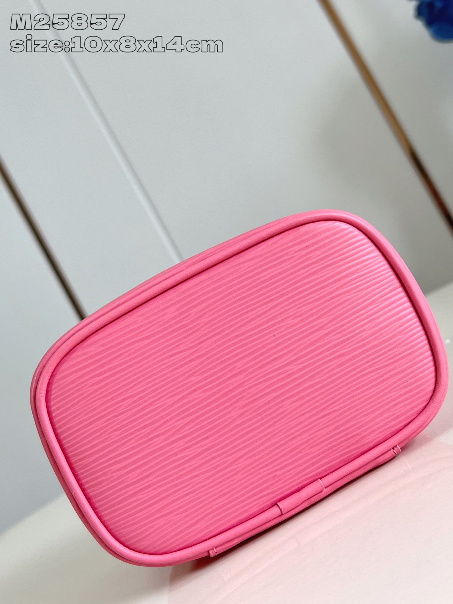 【顶级原单 M25857粉 】本款 Nice Nano 化妆包以粒面 Epi 皮革和可水洗织物内衬构筑华