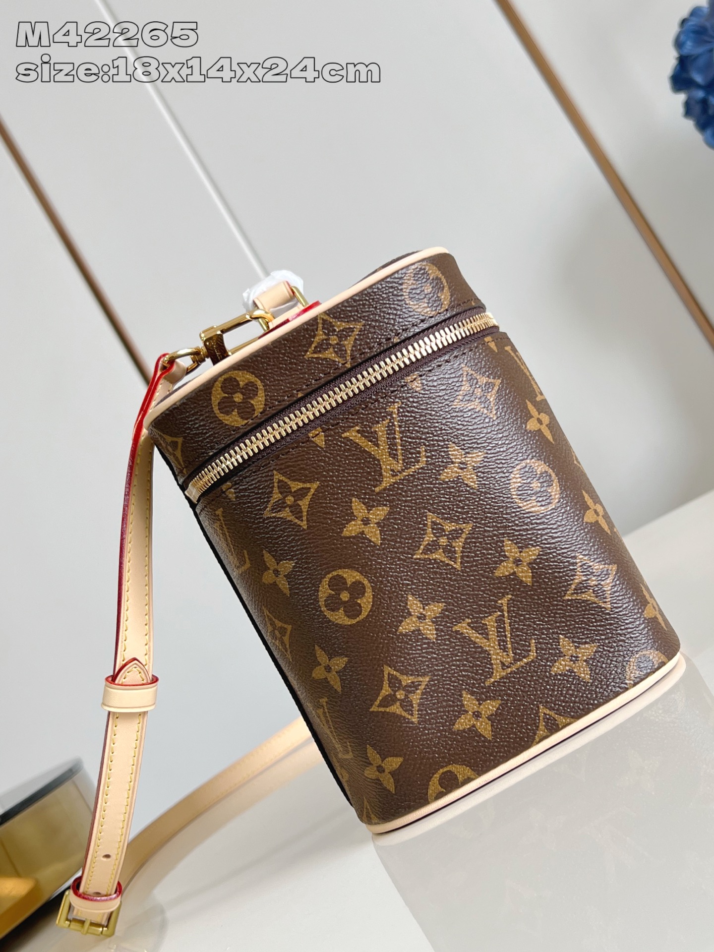 【顶级原单 M42265 】小即是美。以标志性的 NICE 化妆包为设计灵感来源，此款优雅的盥洗包是携带