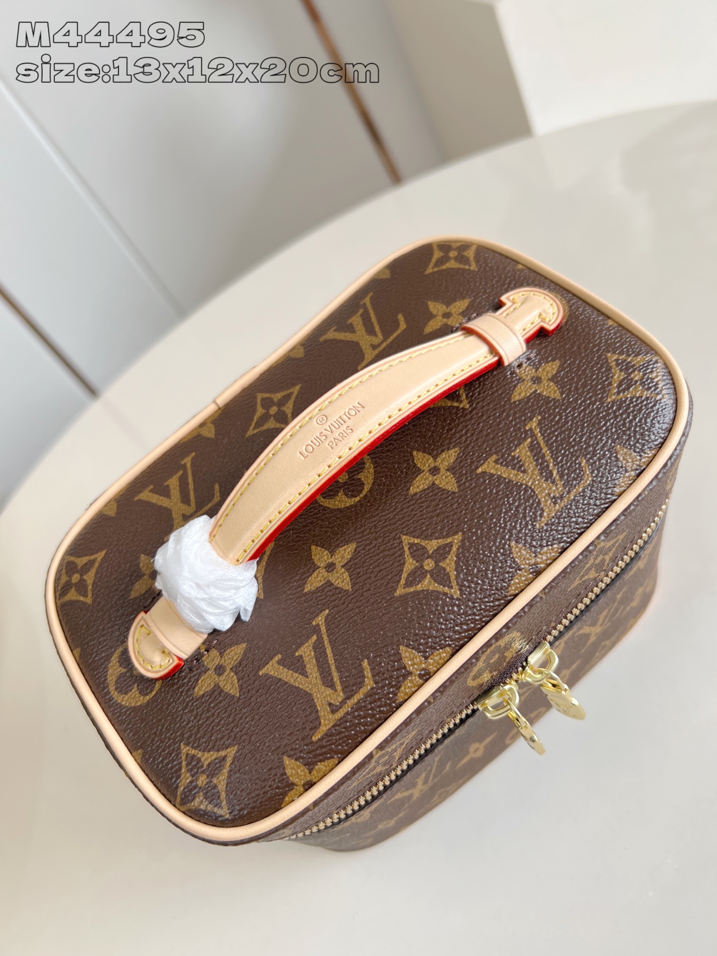 【顶级原单 M44495 】Nice 迷你化妆包以柔软的 Monogram 帆布造就精巧身形，搭配放平即