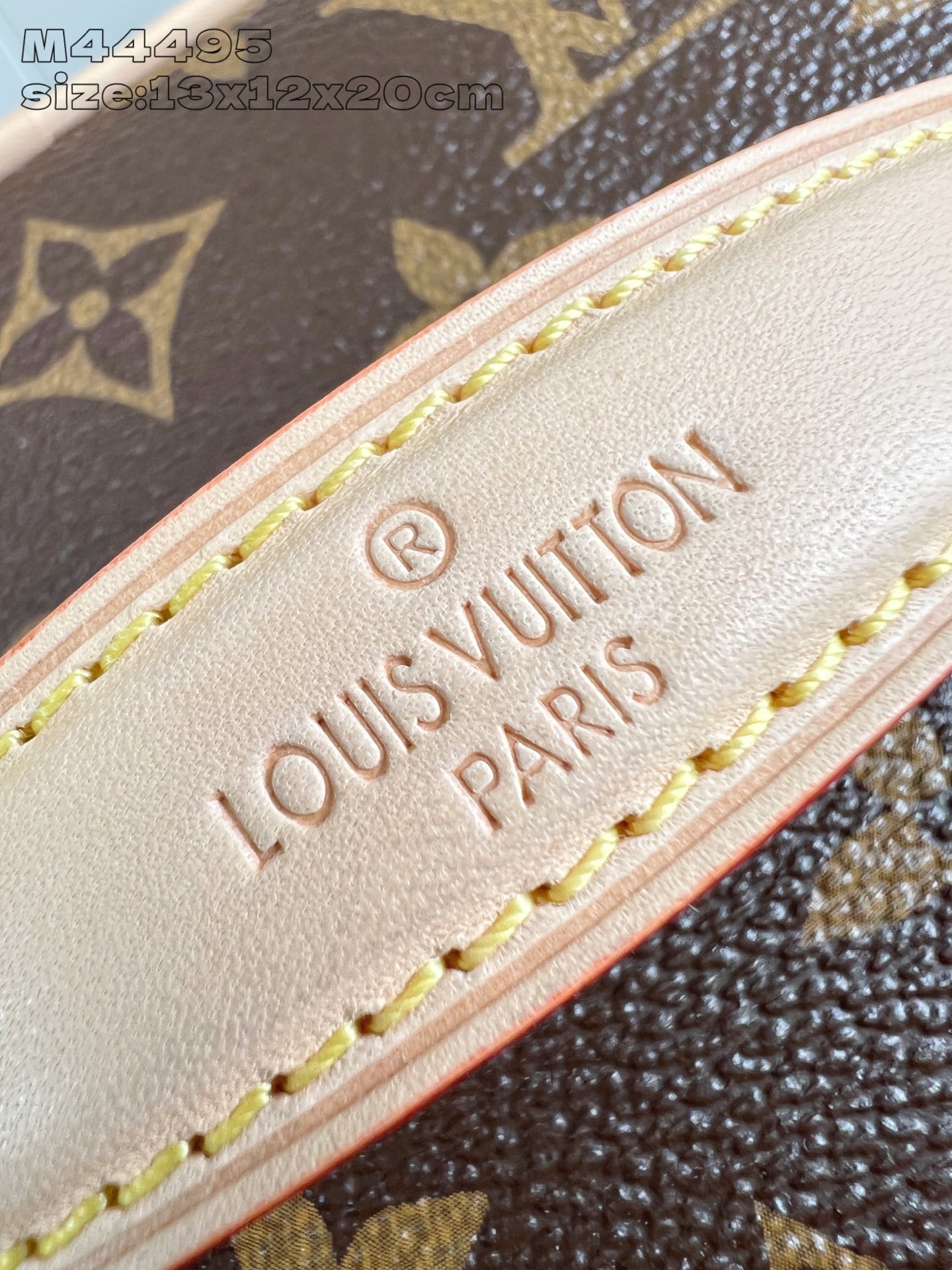 【顶级原单 M44495 】Nice 迷你化妆包以柔软的 Monogram 帆布造就精巧身形，搭配放平即