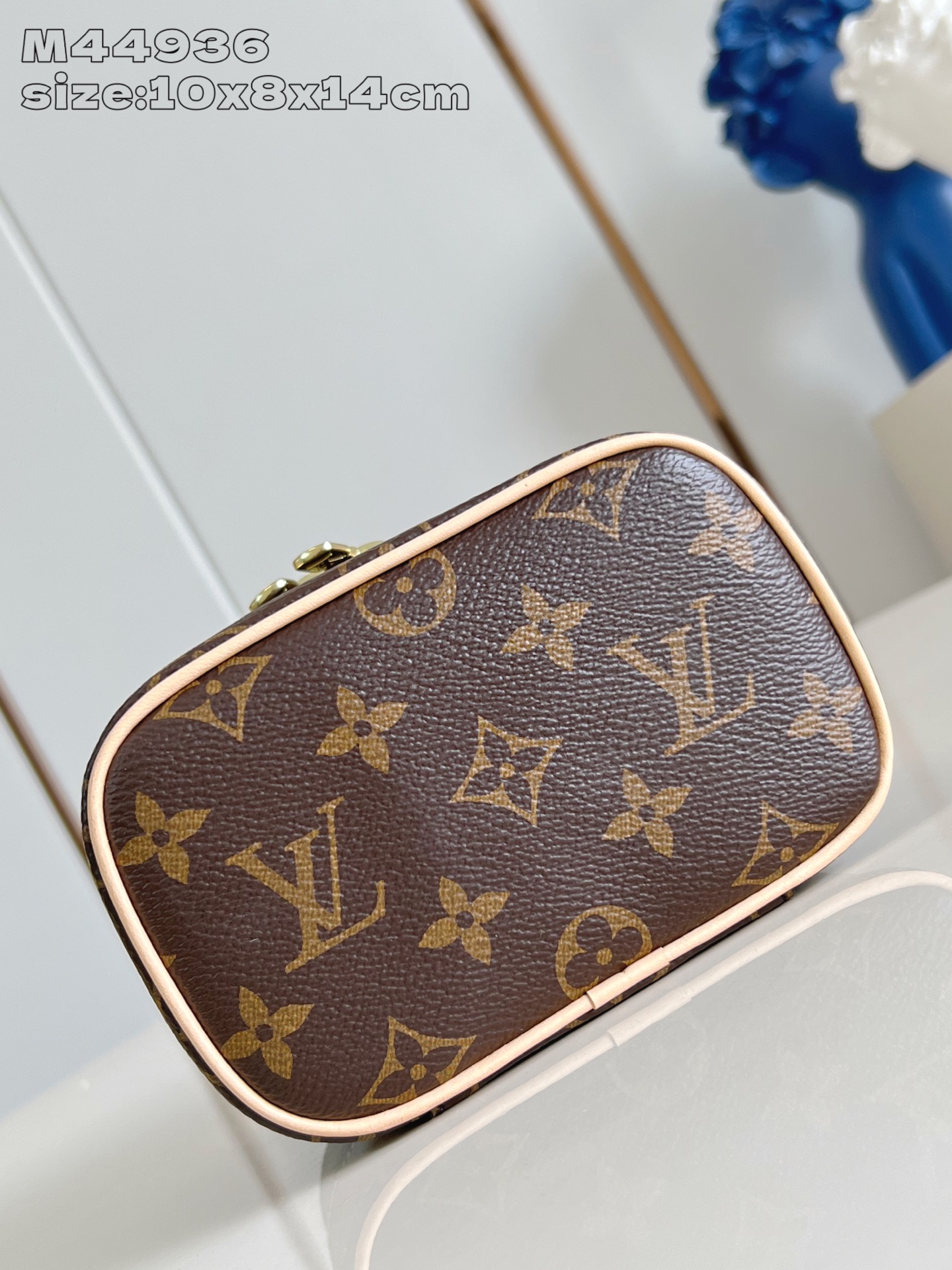 【顶级原单 M44936 】Nice Nano 化妆包以 Monogram 帆布塑造精巧构型，可摆放在浴