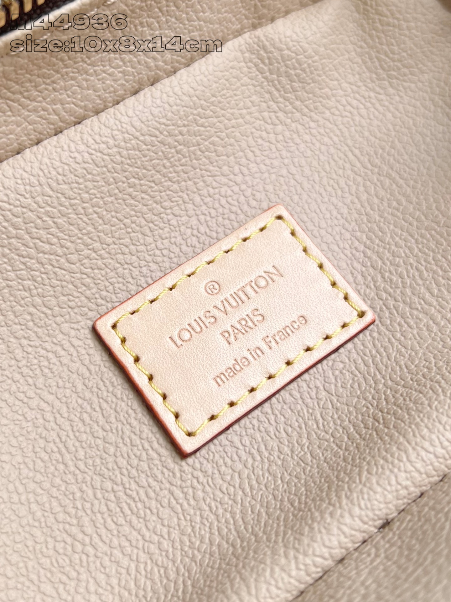 【顶级原单 M44936 】Nice Nano 化妆包以 Monogram 帆布塑造精巧构型，可摆放在浴