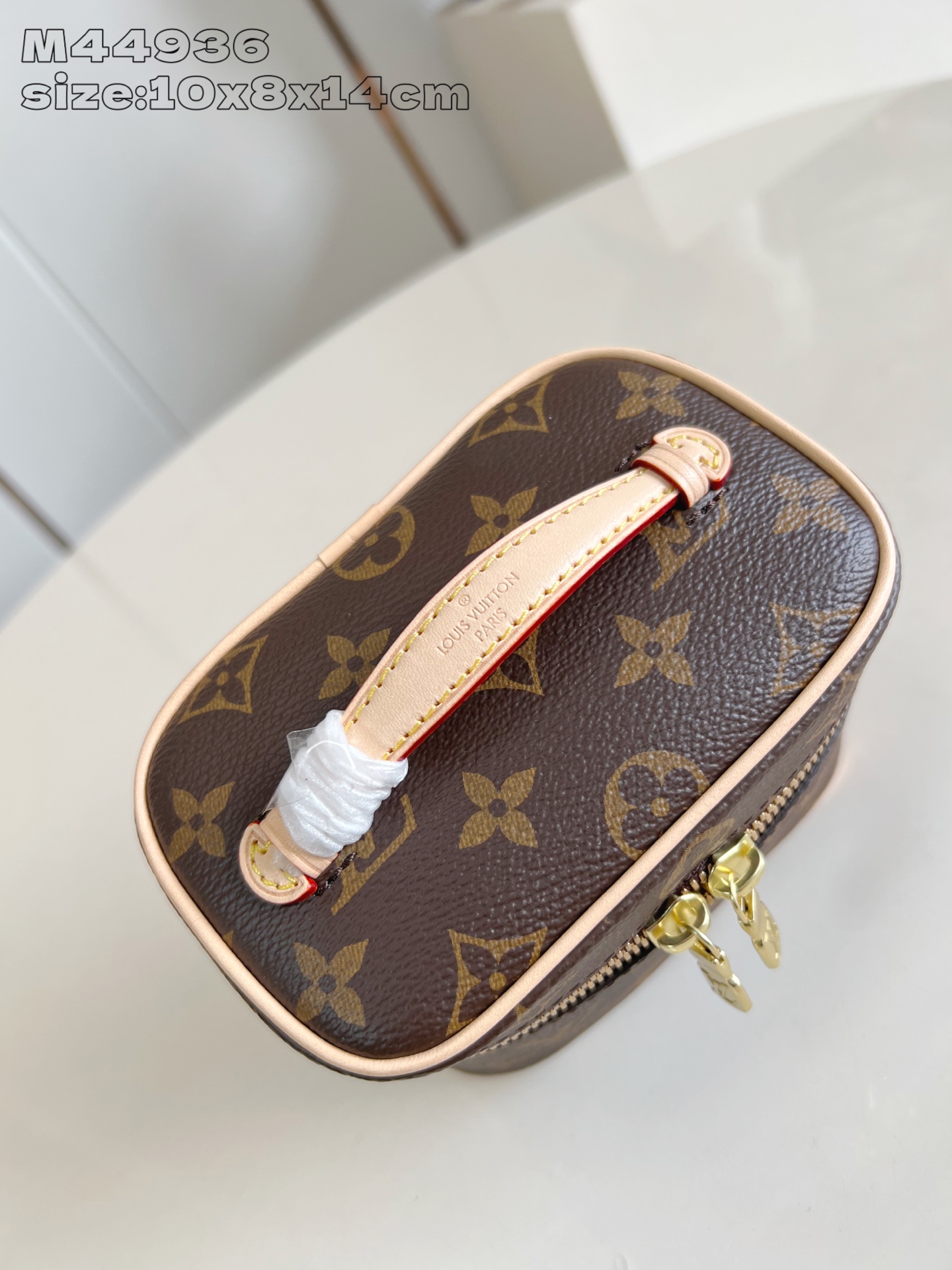 【顶级原单 M44936 】Nice Nano 化妆包以 Monogram 帆布塑造精巧构型，可摆放在浴