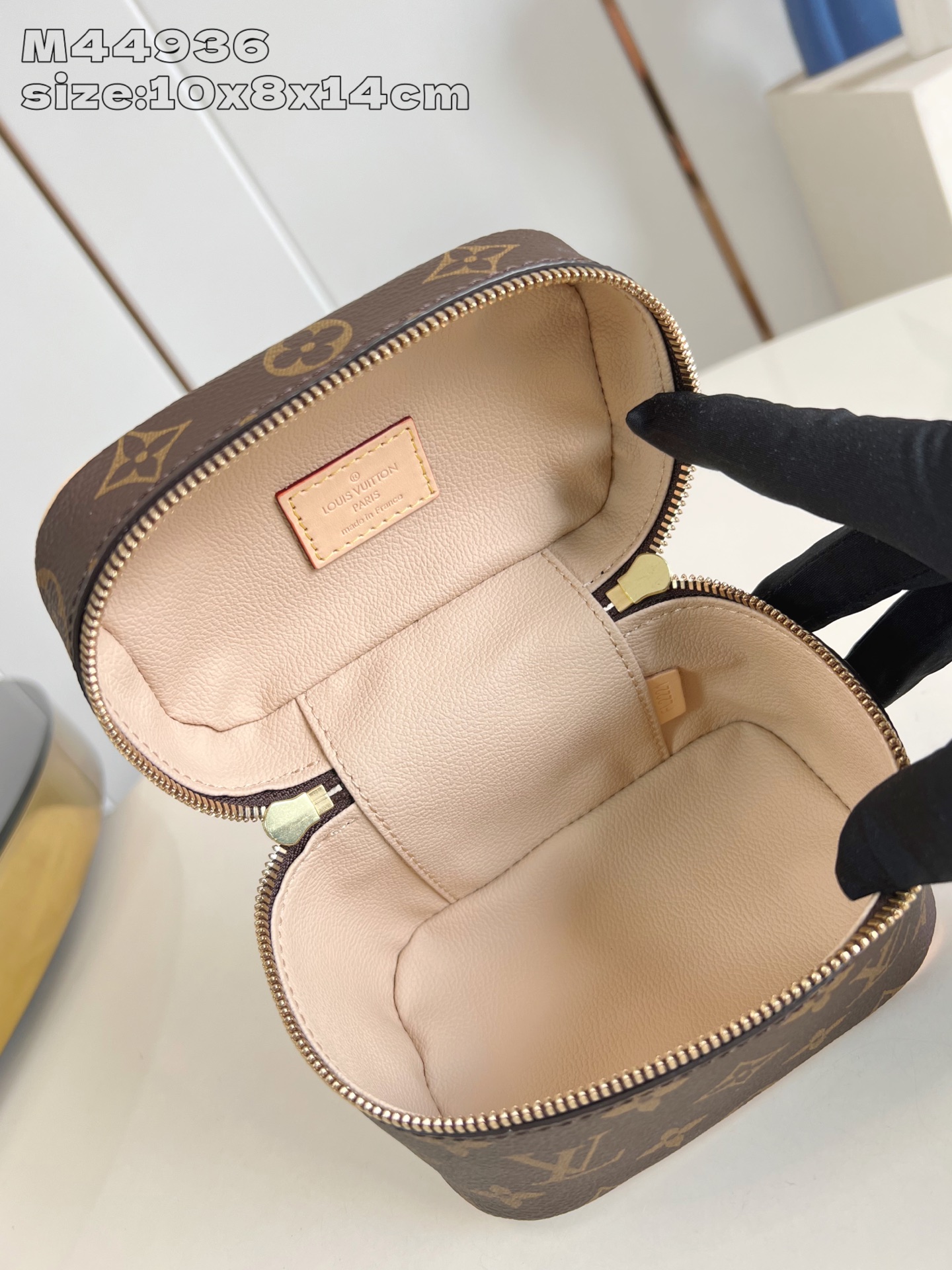 【顶级原单 M44936 】Nice Nano 化妆包以 Monogram 帆布塑造精巧构型，可摆放在浴