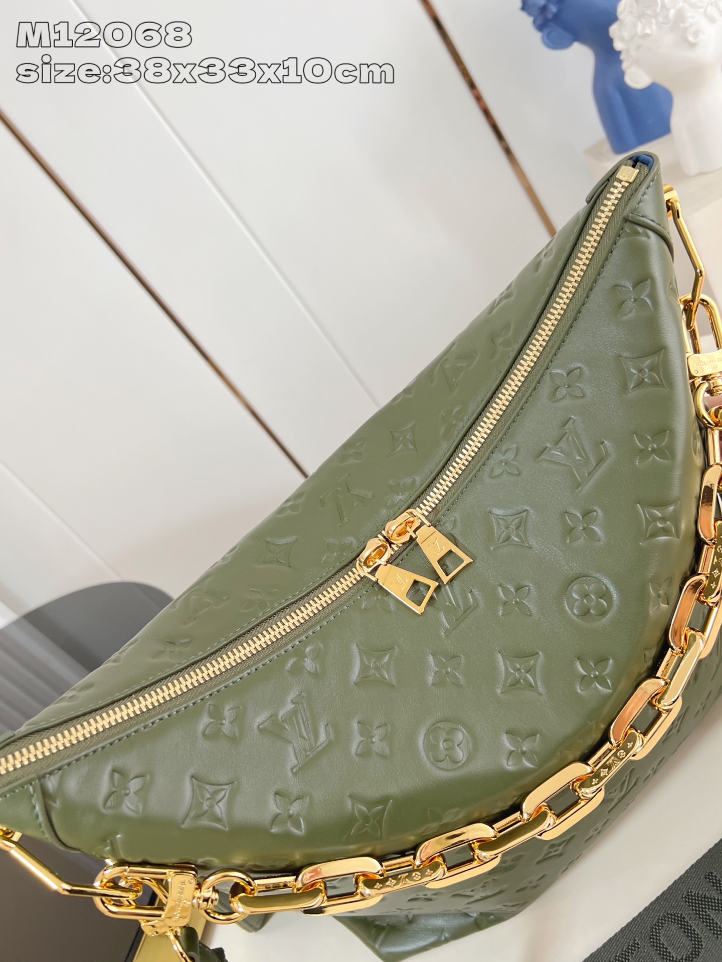 【顶级原单 M12068绿压花 】M15228 這款全新Coussin Hobo MM的流浪包兼具時尚與