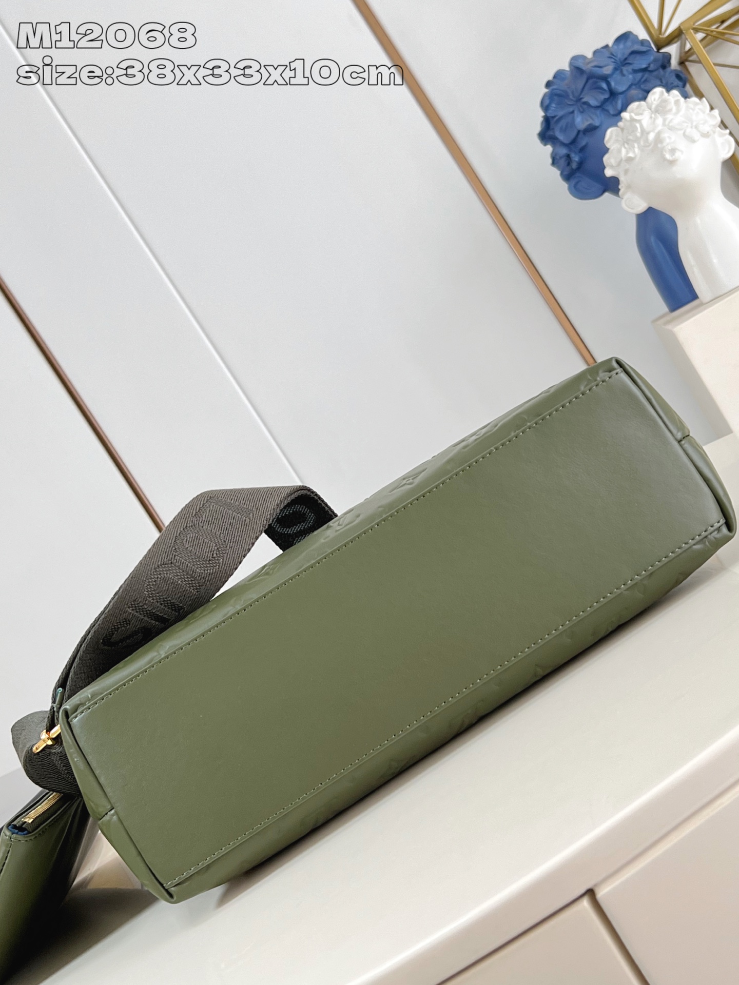 【顶级原单 M12068绿压花 】M15228 這款全新Coussin Hobo MM的流浪包兼具時尚與