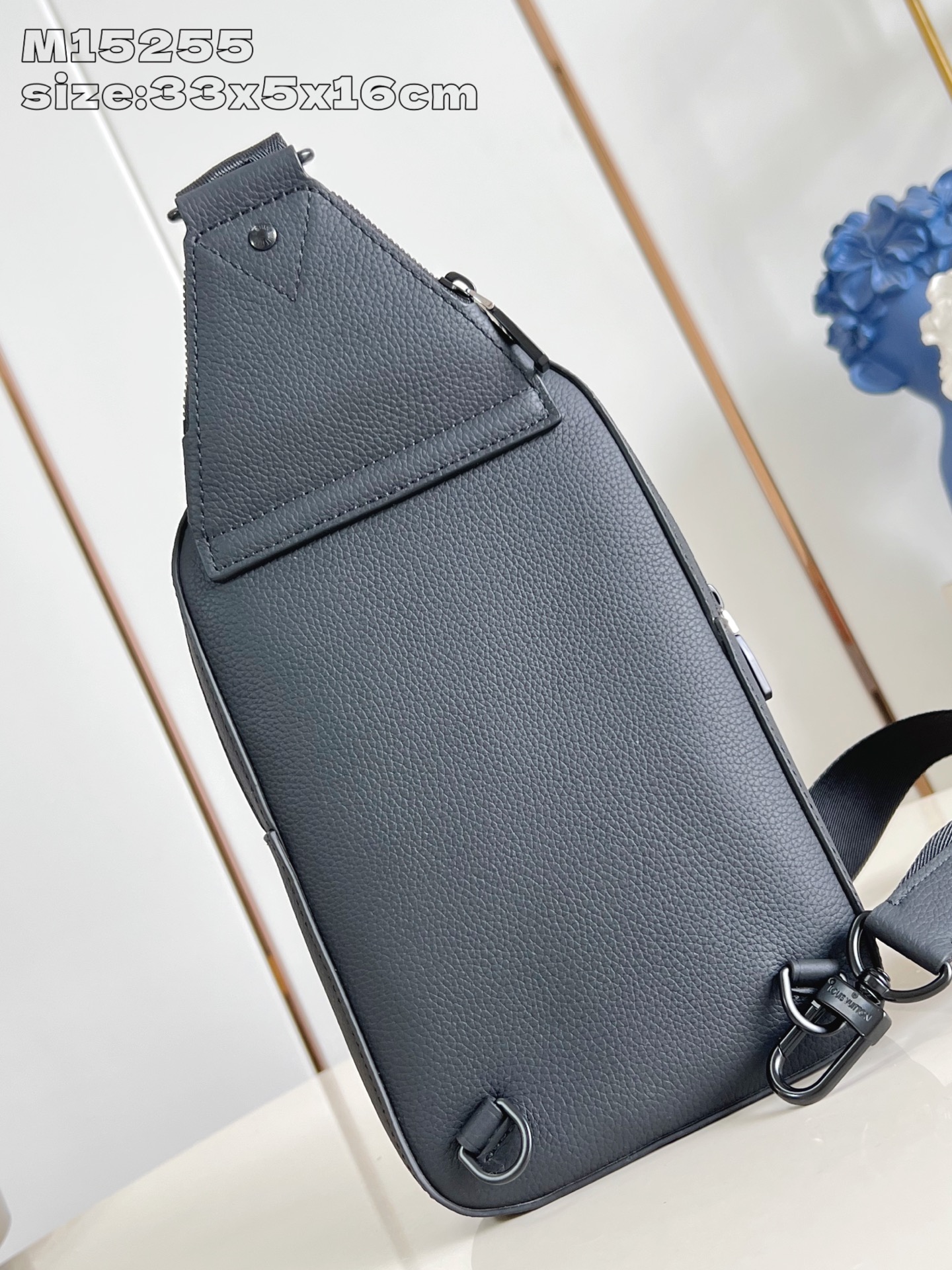 【顶级原单 M15255】本款 Avenue 小号单肩包选用 Monogram Eclipse 涂层帆布