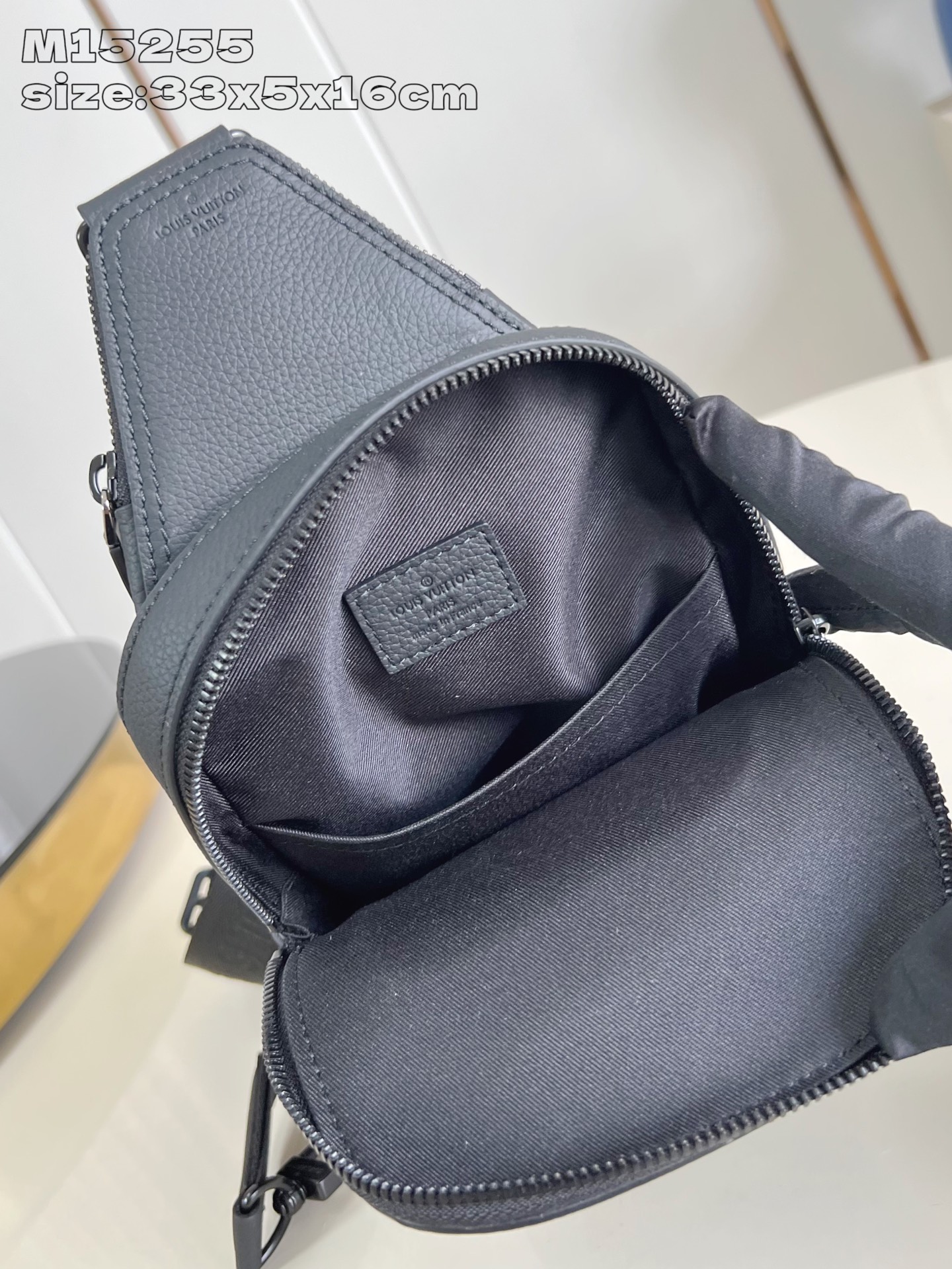 【顶级原单 M15255】本款 Avenue 小号单肩包选用 Monogram Eclipse 涂层帆布