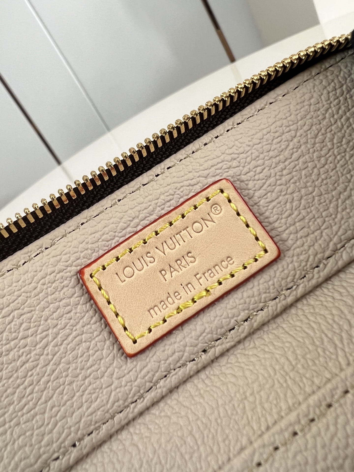 【顶级原单 M83079 】本款 Nice Beauty 化妆包重塑经典设计，以双拉链、VVN 手柄、M