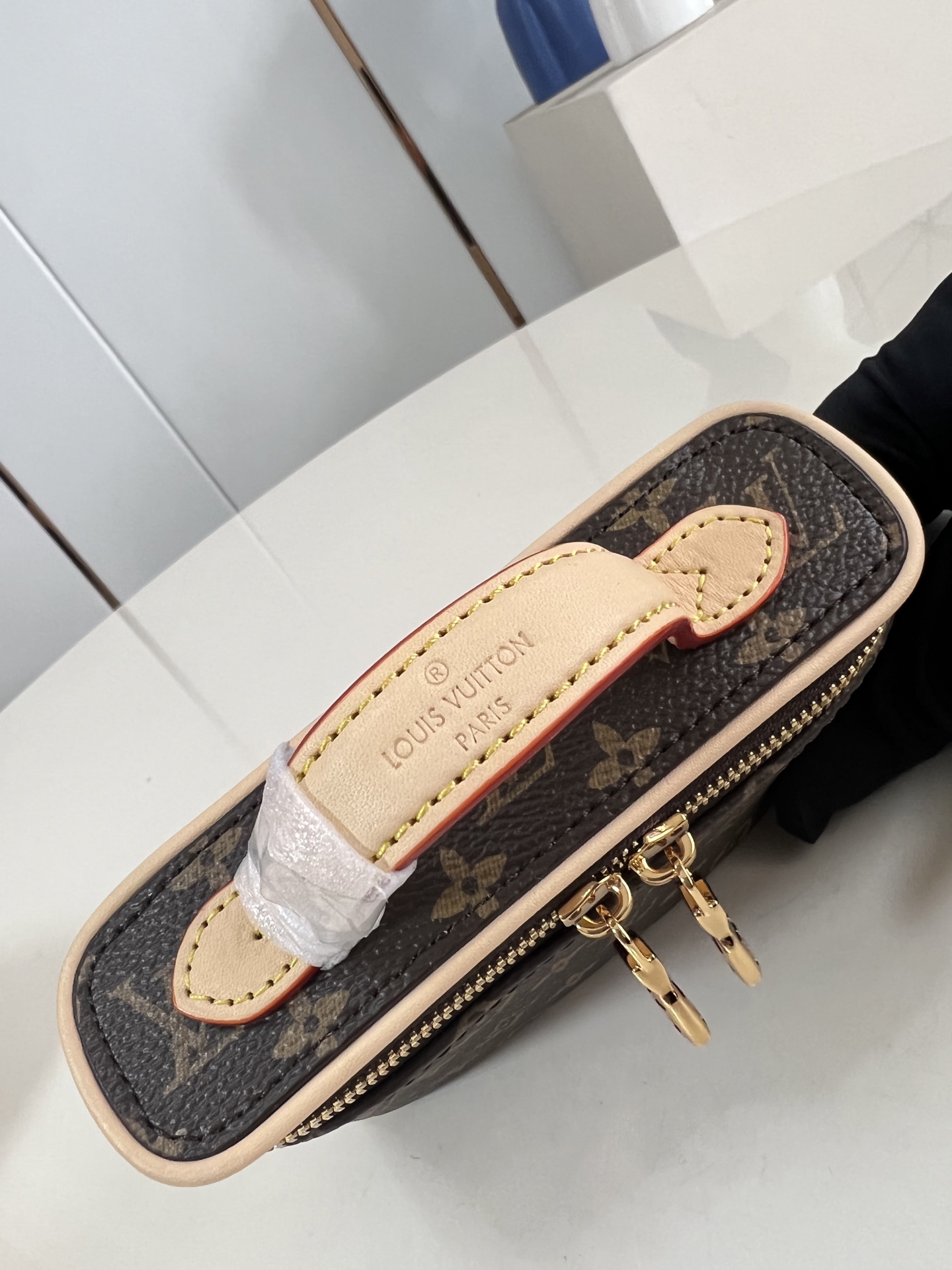 【顶级原单 M83079 】本款 Nice Beauty 化妆包重塑经典设计，以双拉链、VVN 手柄、M