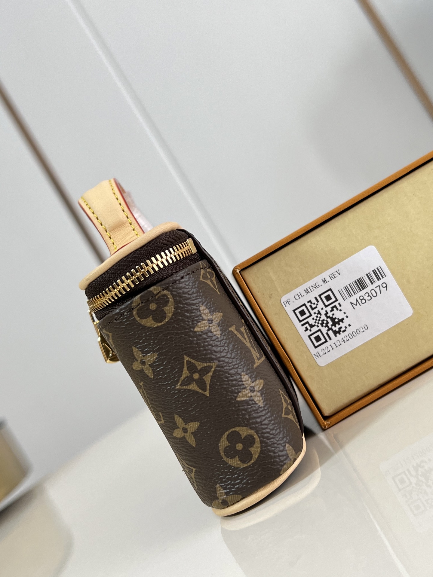 【顶级原单 M83079 】本款 Nice Beauty 化妆包重塑经典设计，以双拉链、VVN 手柄、M