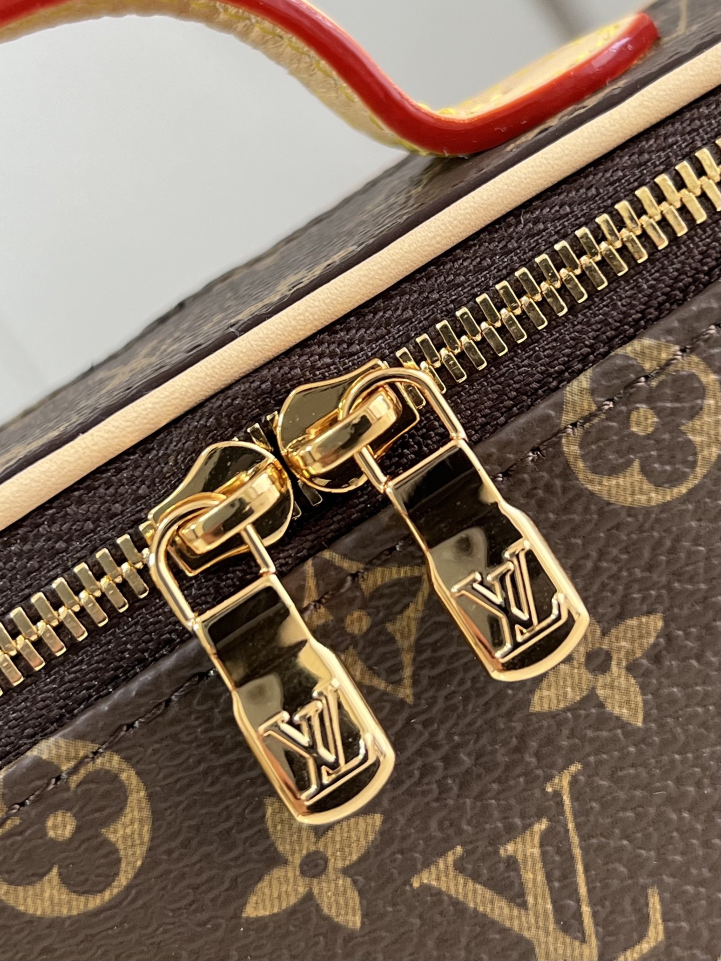 【顶级原单 M83079 】本款 Nice Beauty 化妆包重塑经典设计，以双拉链、VVN 手柄、M