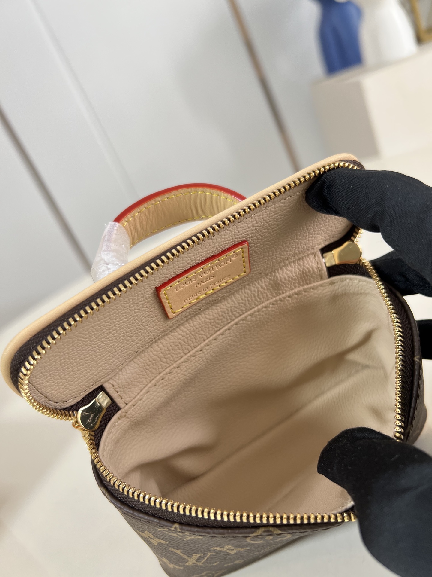 【顶级原单 M83079 】本款 Nice Beauty 化妆包重塑经典设计，以双拉链、VVN 手柄、M