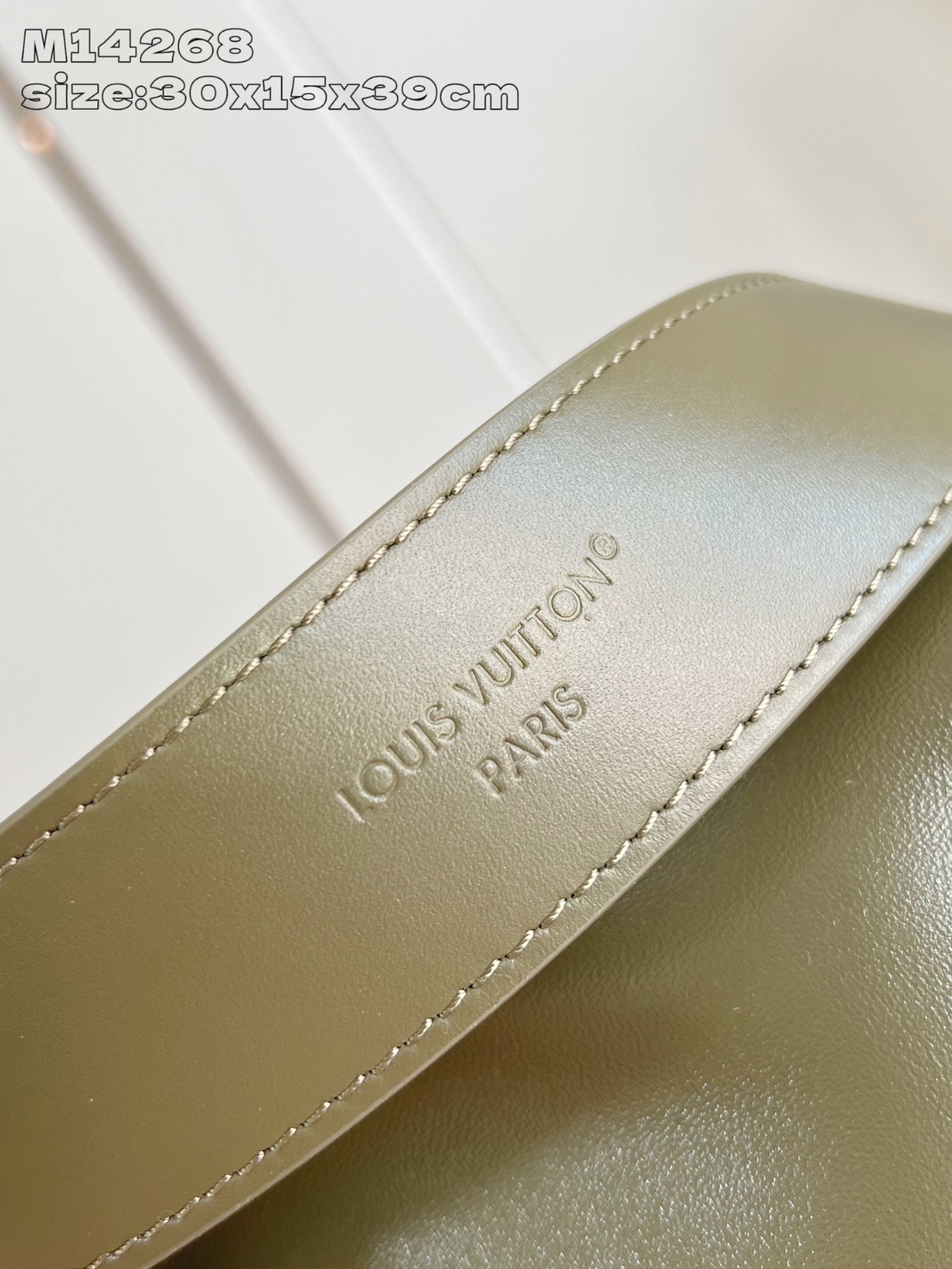 【顶级原单 M14268 】本款 CarryAll Vibe 中号手袋出自 Back To School