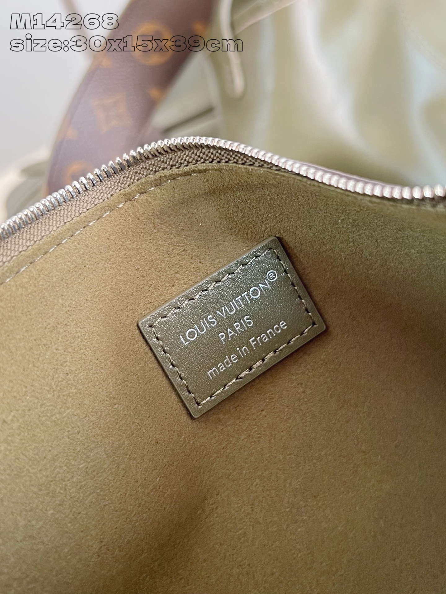 【顶级原单 M14268 】本款 CarryAll Vibe 中号手袋出自 Back To School