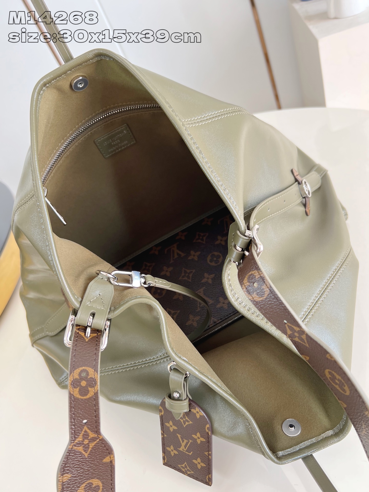 【顶级原单 M14268 】本款 CarryAll Vibe 中号手袋出自 Back To School