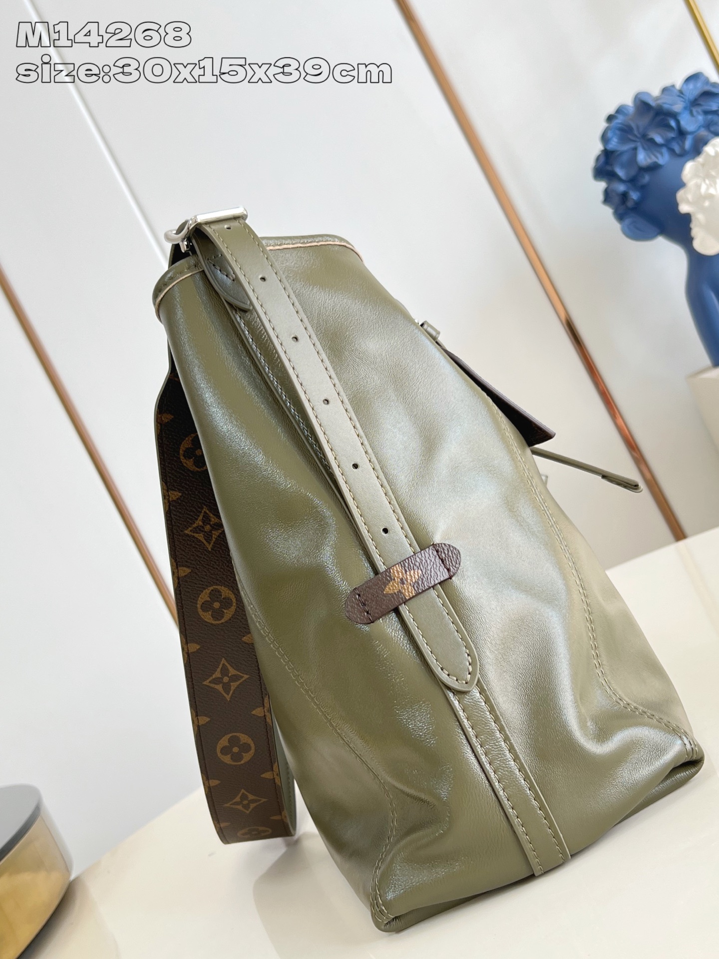 【顶级原单 M14268 】本款 CarryAll Vibe 中号手袋出自 Back To School