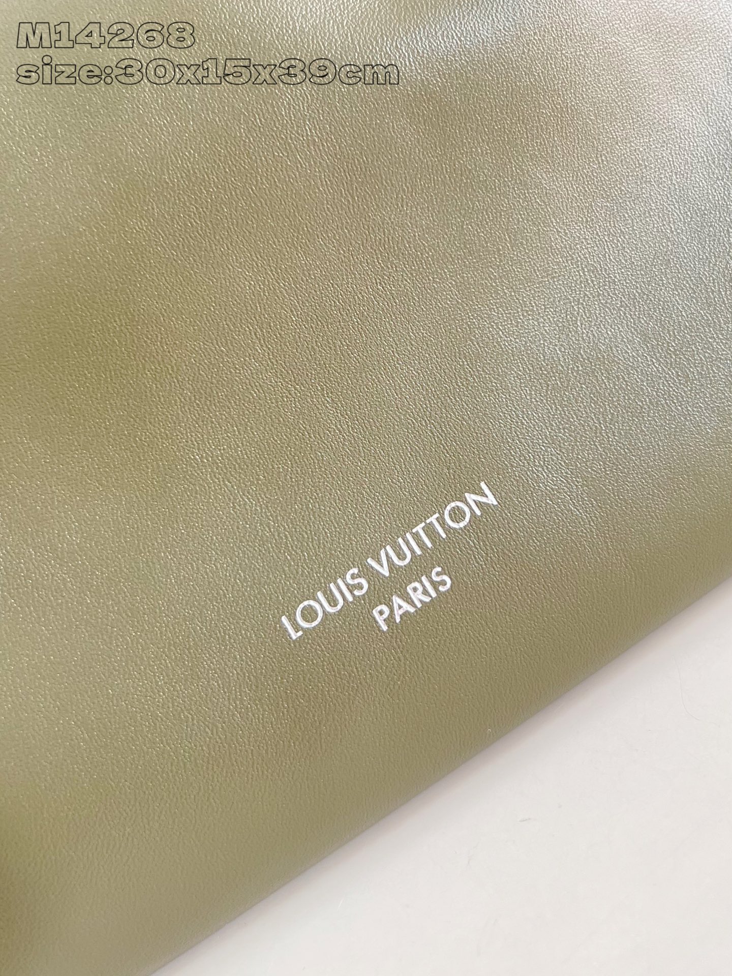 【顶级原单 M14268 】本款 CarryAll Vibe 中号手袋出自 Back To School