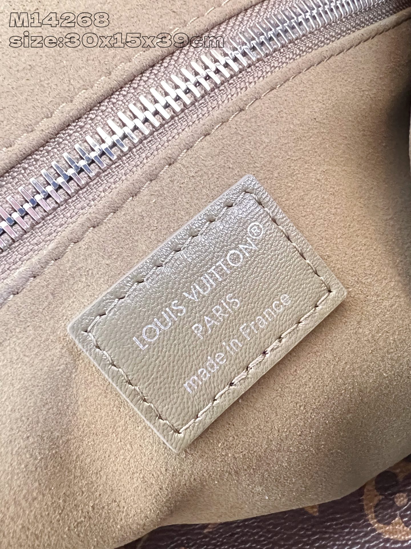 【顶级原单 M14268 】本款 CarryAll Vibe 中号手袋出自 Back To School