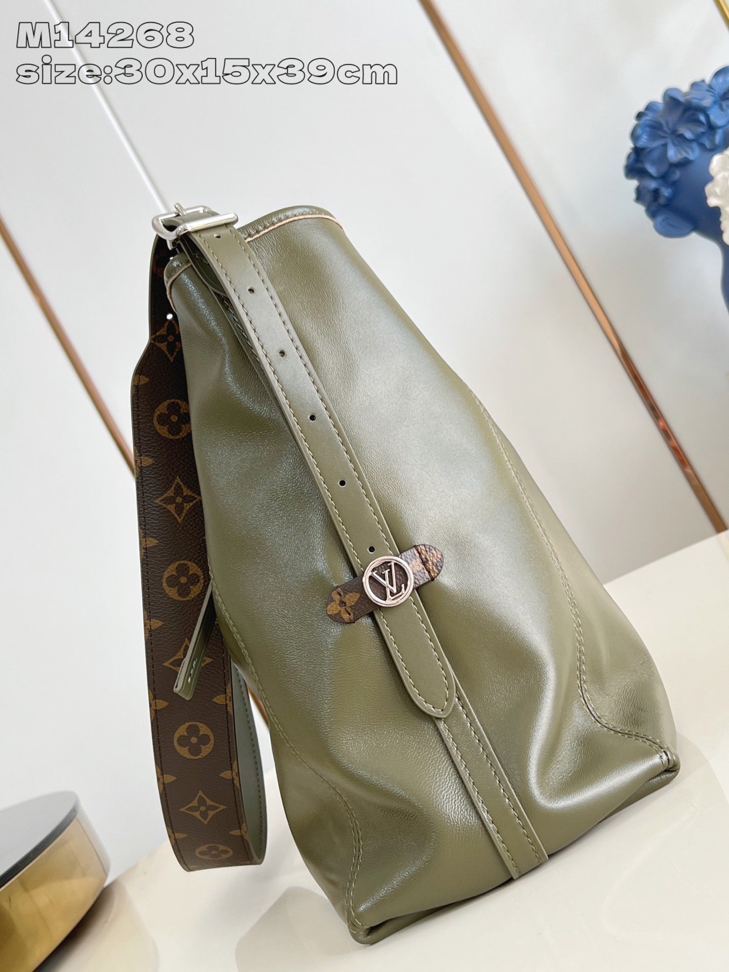 【顶级原单 M14268 】本款 CarryAll Vibe 中号手袋出自 Back To School