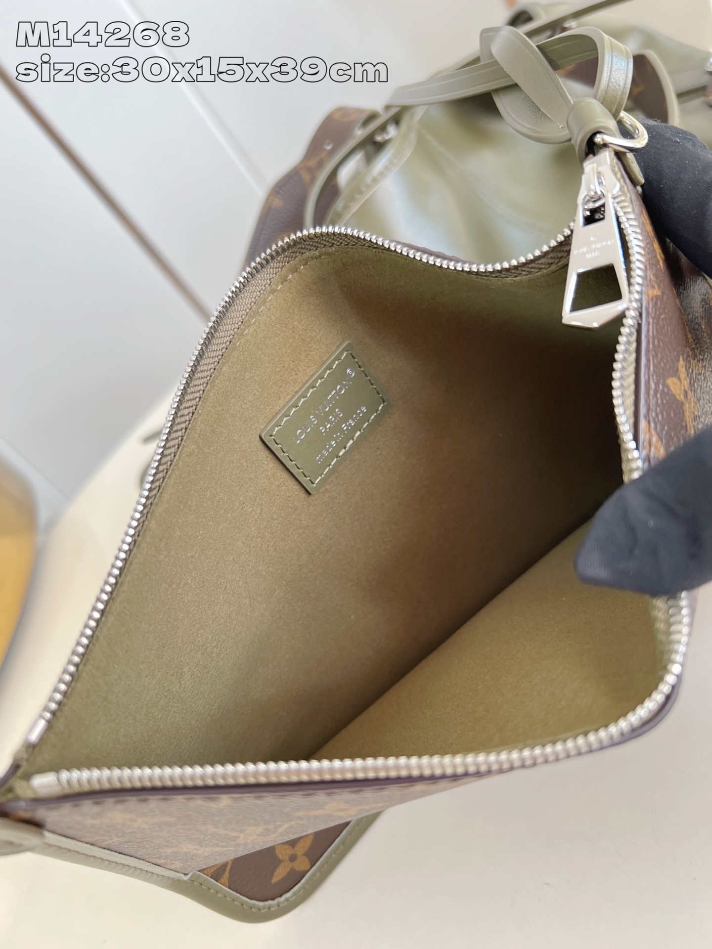 【顶级原单 M14268 】本款 CarryAll Vibe 中号手袋出自 Back To School