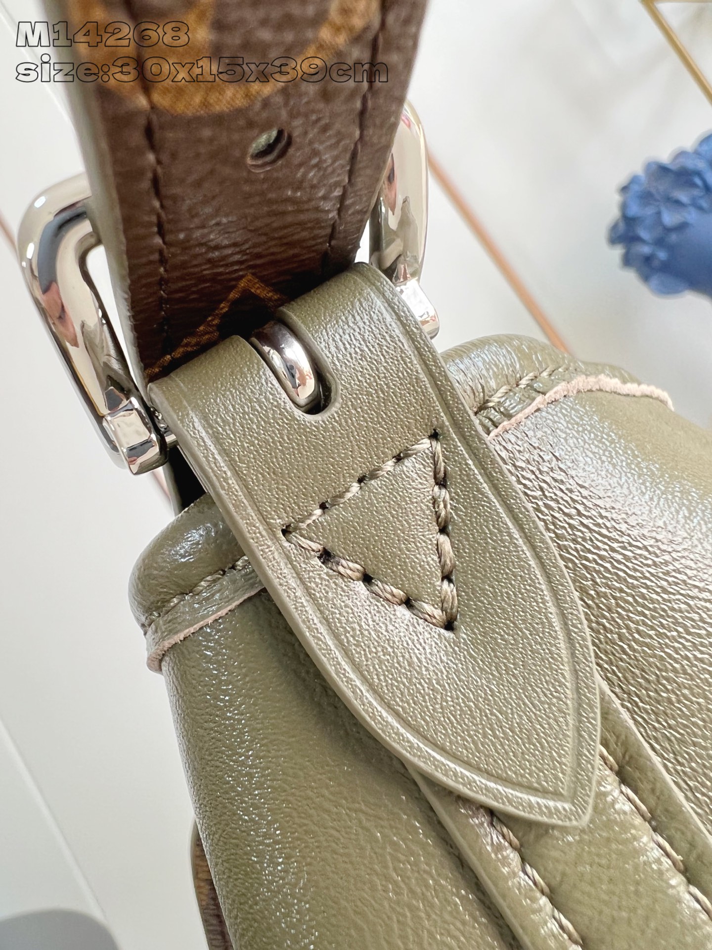 【顶级原单 M14268 】本款 CarryAll Vibe 中号手袋出自 Back To School