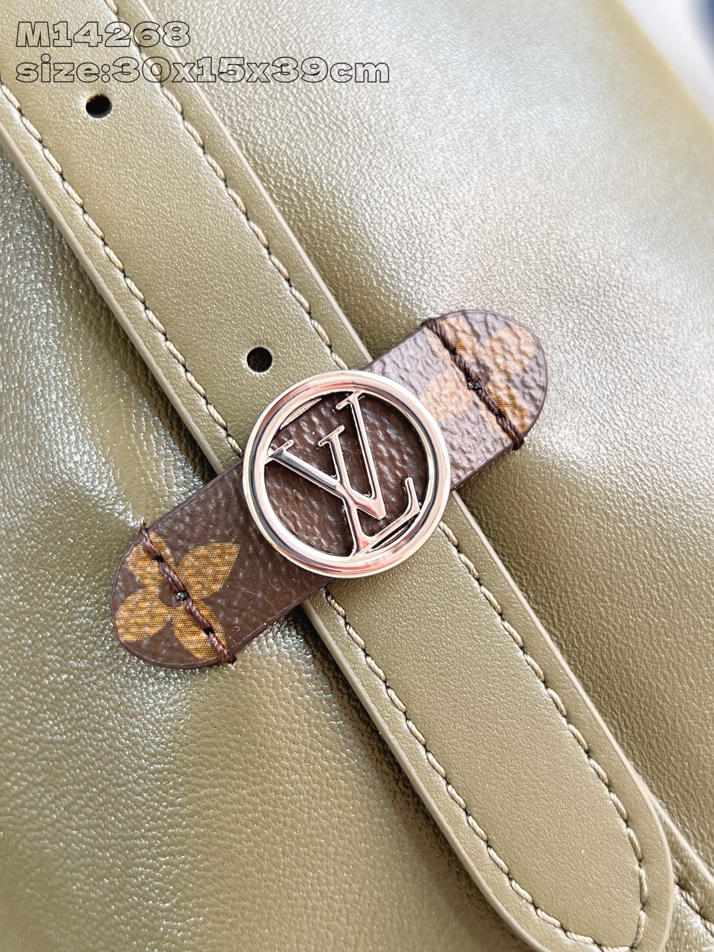 【顶级原单 M14268 】本款 CarryAll Vibe 中号手袋出自 Back To School