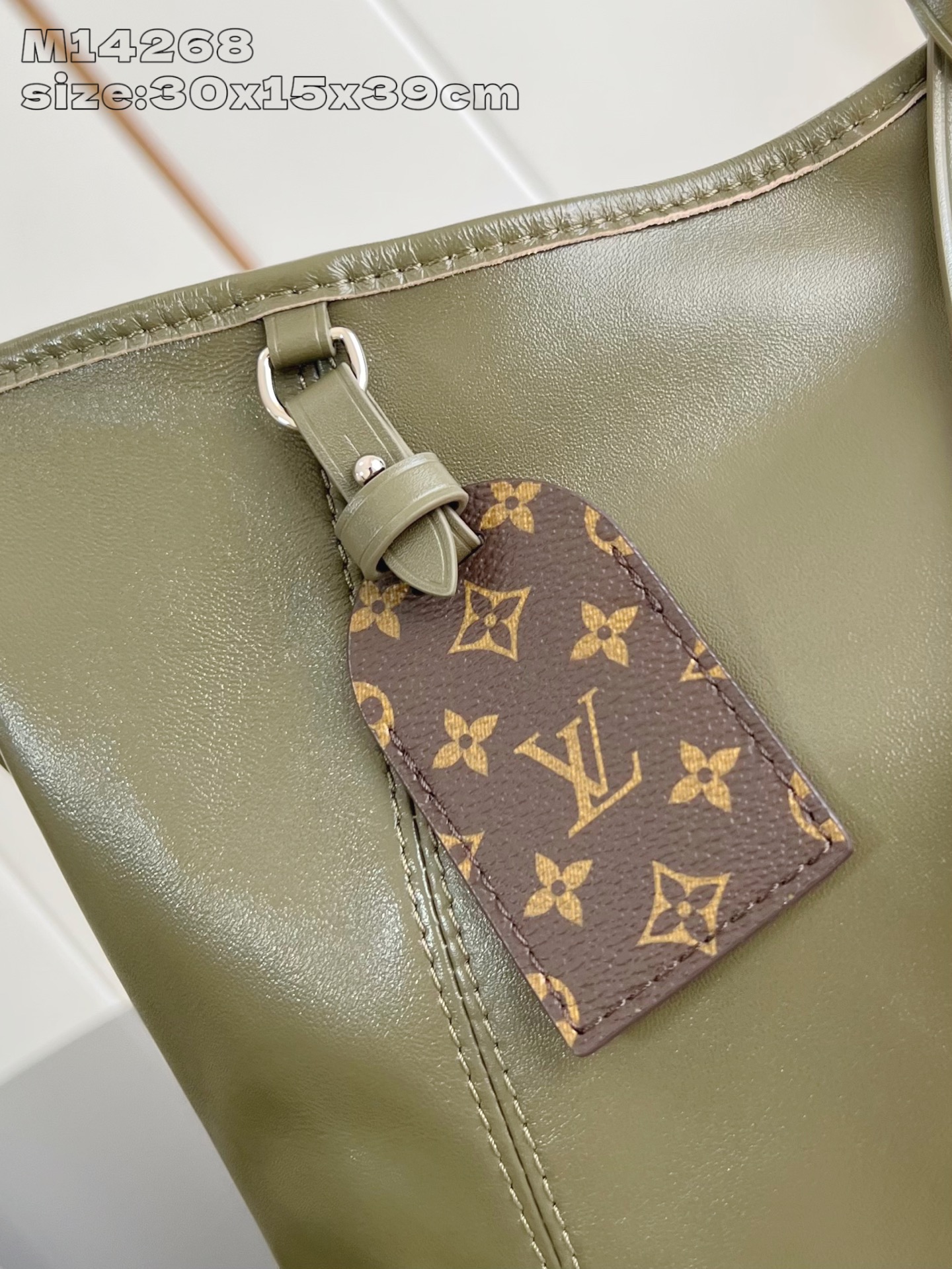 【顶级原单 M14268 】本款 CarryAll Vibe 中号手袋出自 Back To School