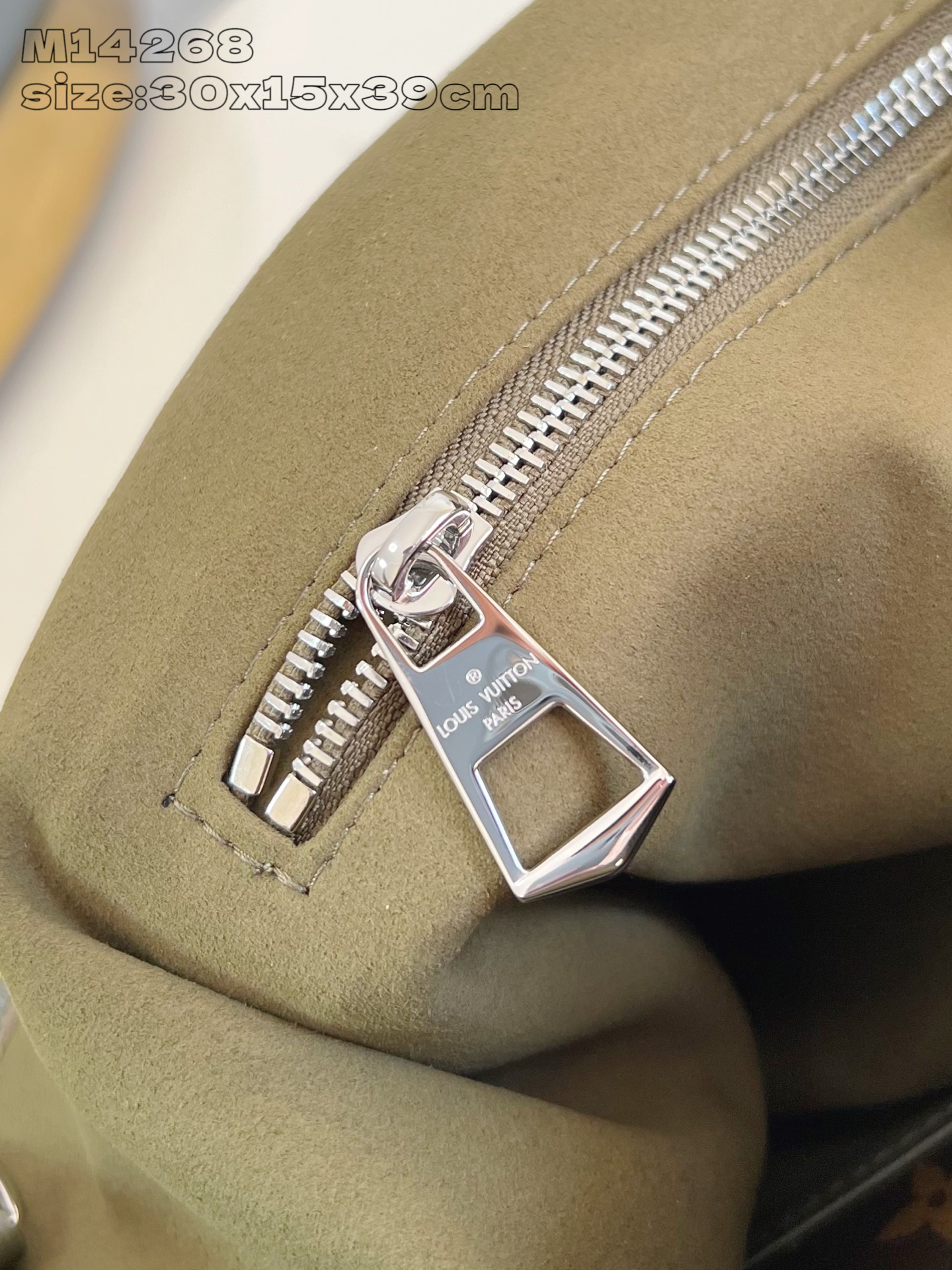 【顶级原单 M14268 】本款 CarryAll Vibe 中号手袋出自 Back To School