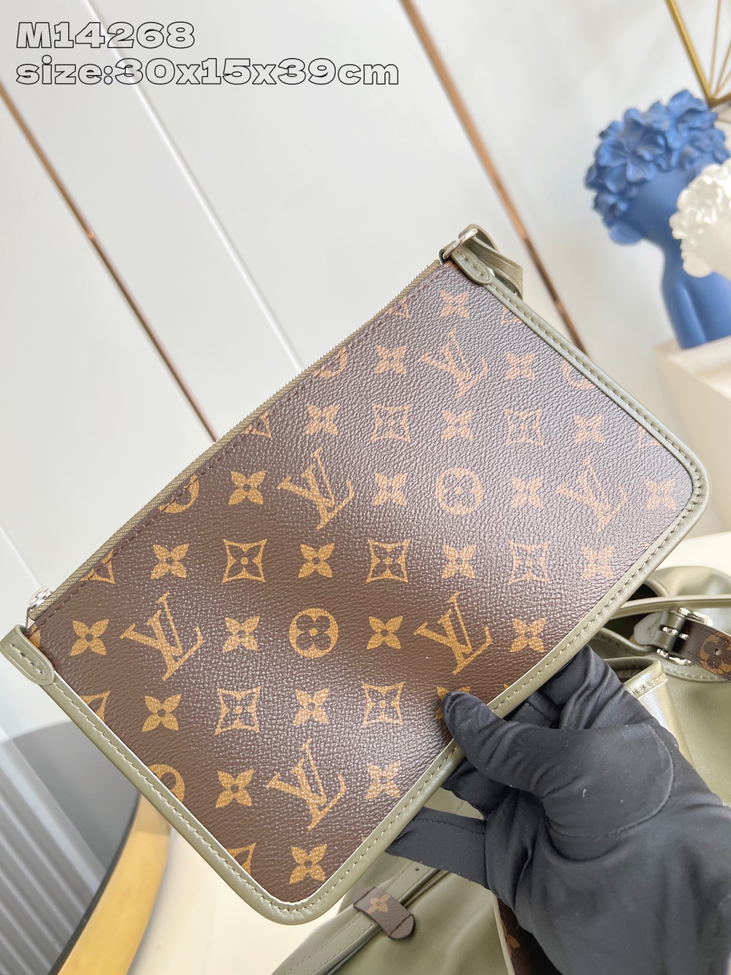 【顶级原单 M14268 】本款 CarryAll Vibe 中号手袋出自 Back To School