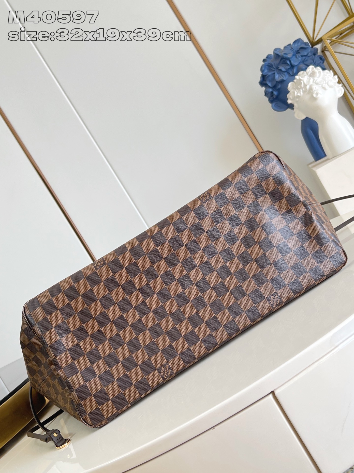 【顶级原单 M40597 】本款 Neverfull 大号托特包为 Damier Ebene 帆布勾勒牛