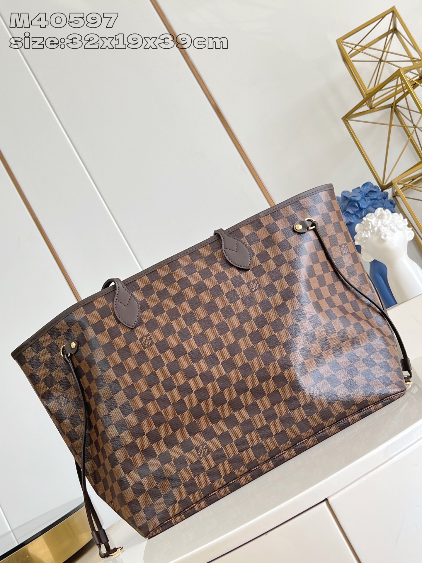 【顶级原单 M40597 】本款 Neverfull 大号托特包为 Damier Ebene 帆布勾勒牛