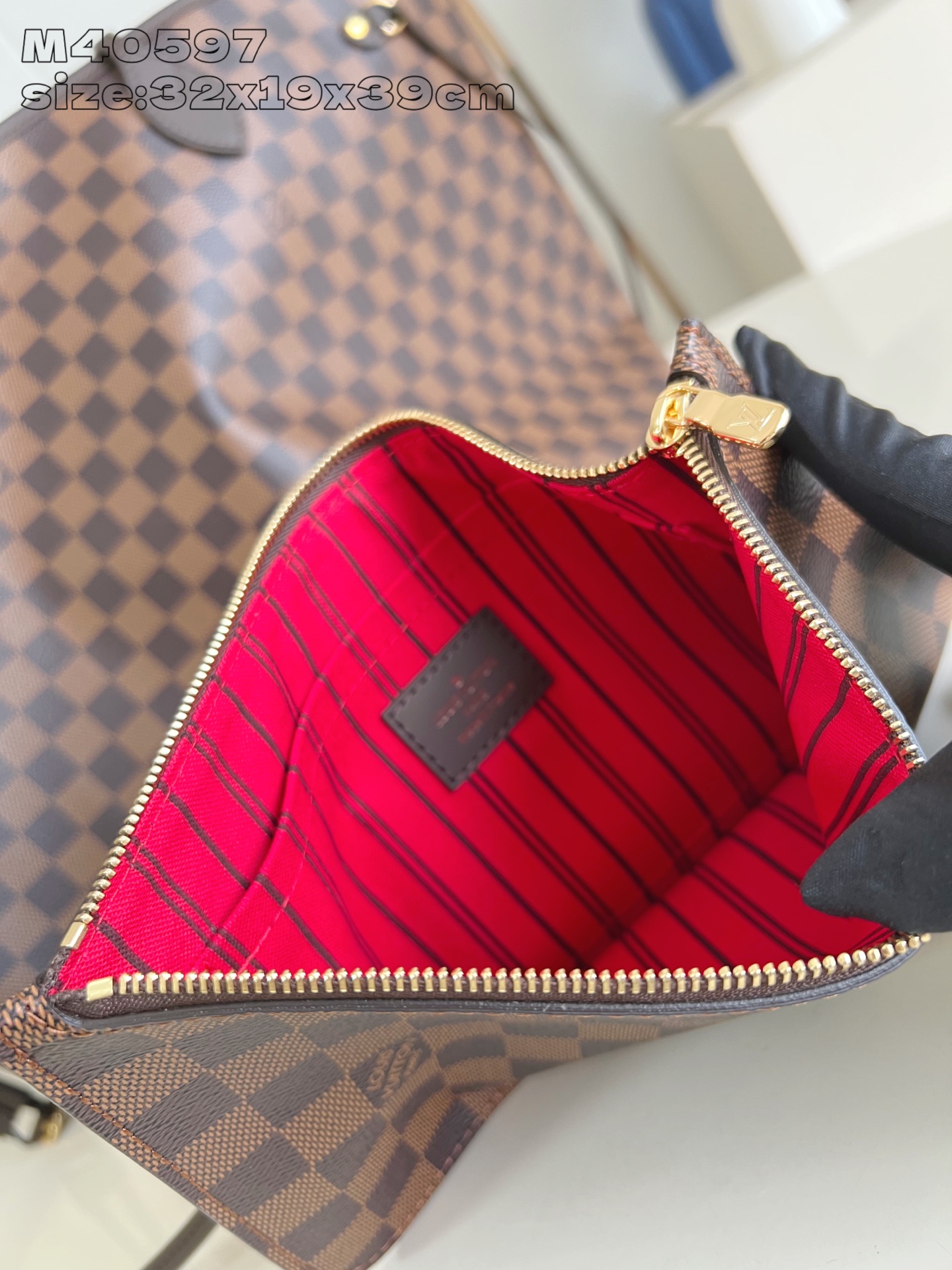 【顶级原单 M40597 】本款 Neverfull 大号托特包为 Damier Ebene 帆布勾勒牛