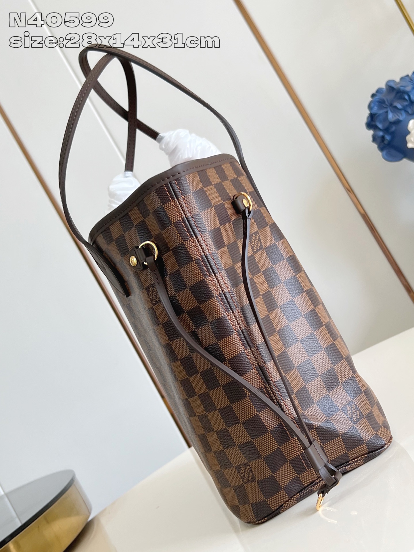 【顶级原单 N40599 】本款 Neverfull 中号托特包为 Damier Ebene 帆布勾勒牛