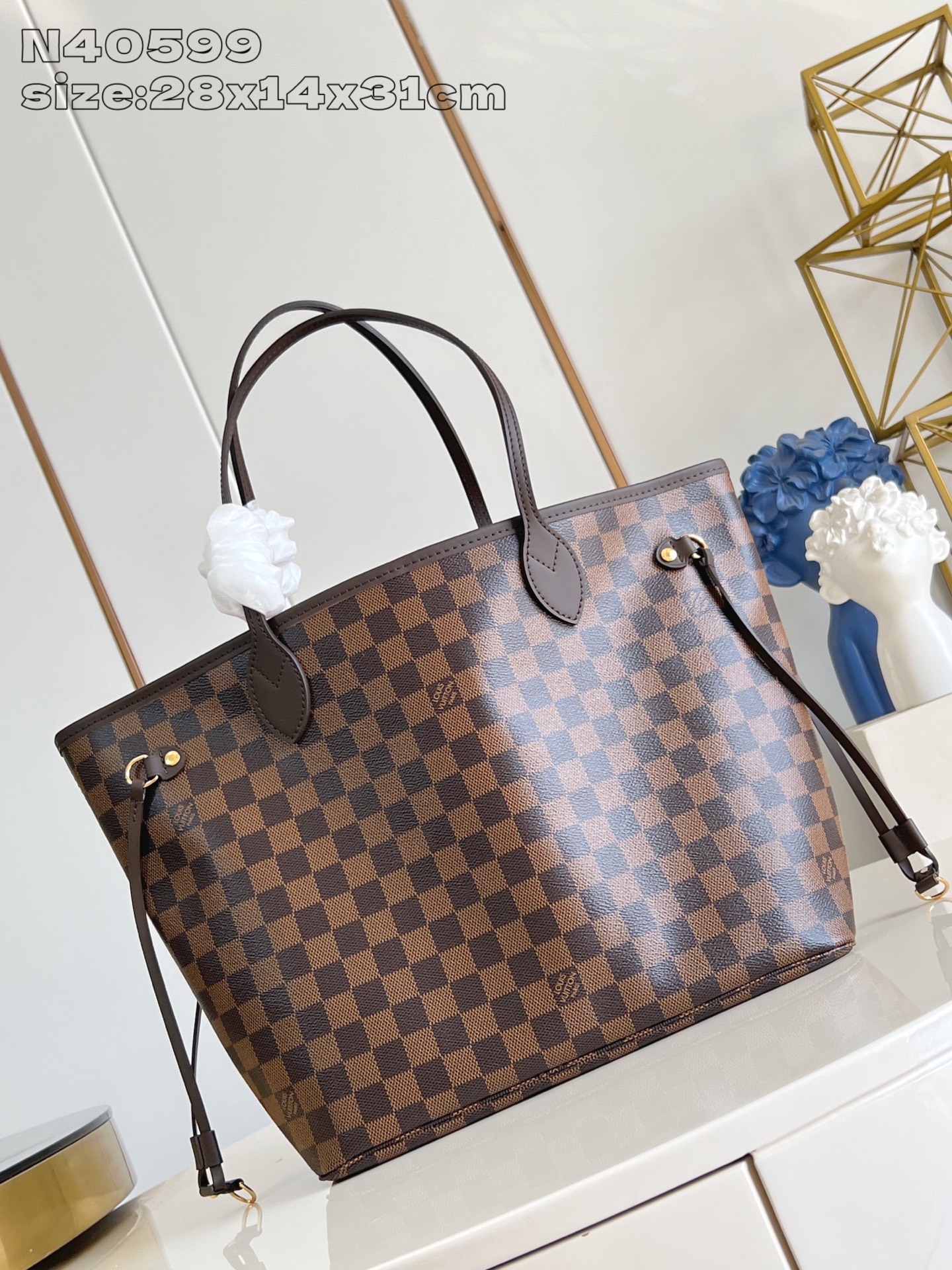 【顶级原单 N40599 】本款 Neverfull 中号托特包为 Damier Ebene 帆布勾勒牛