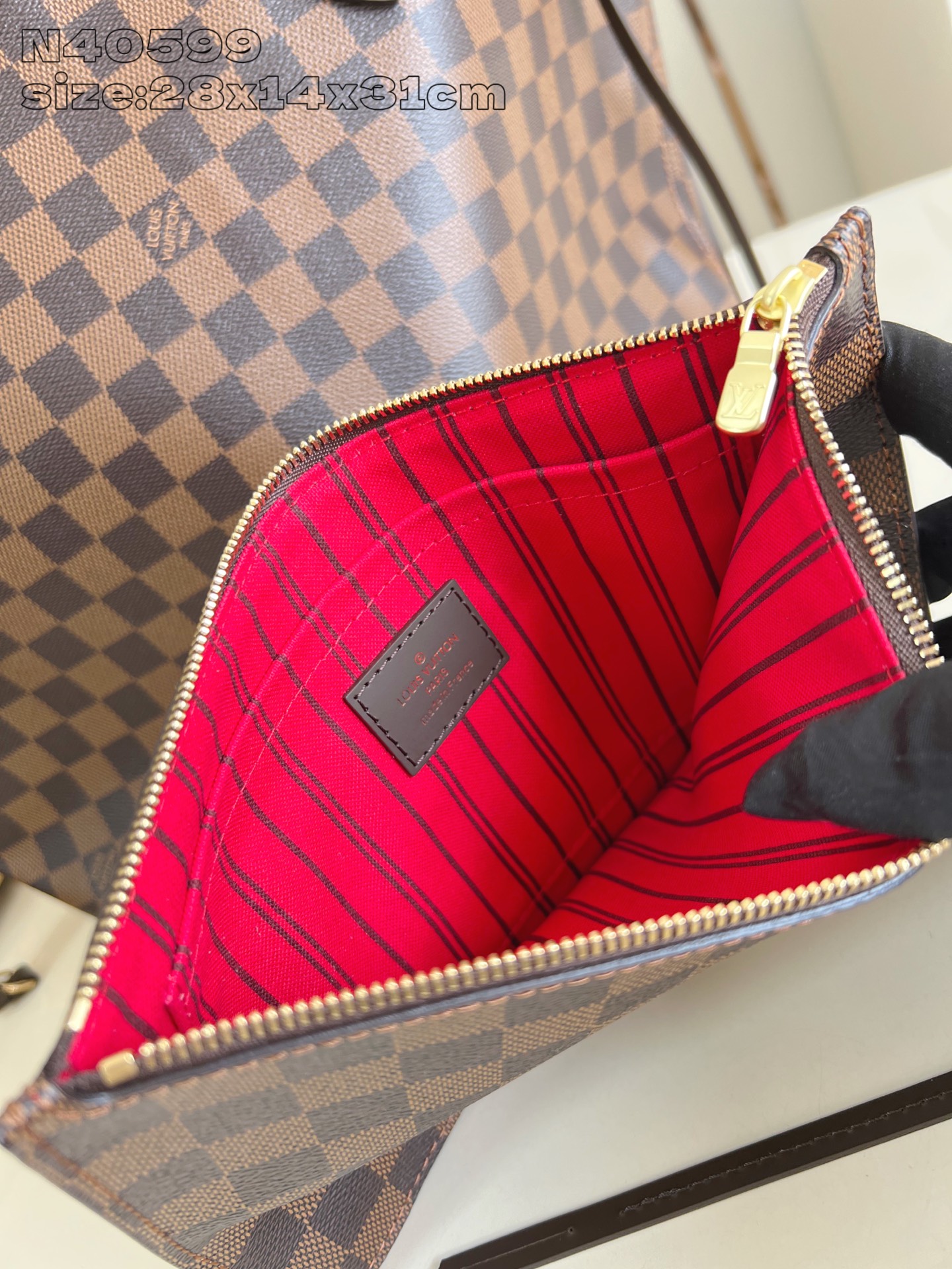 【顶级原单 N40599 】本款 Neverfull 中号托特包为 Damier Ebene 帆布勾勒牛
