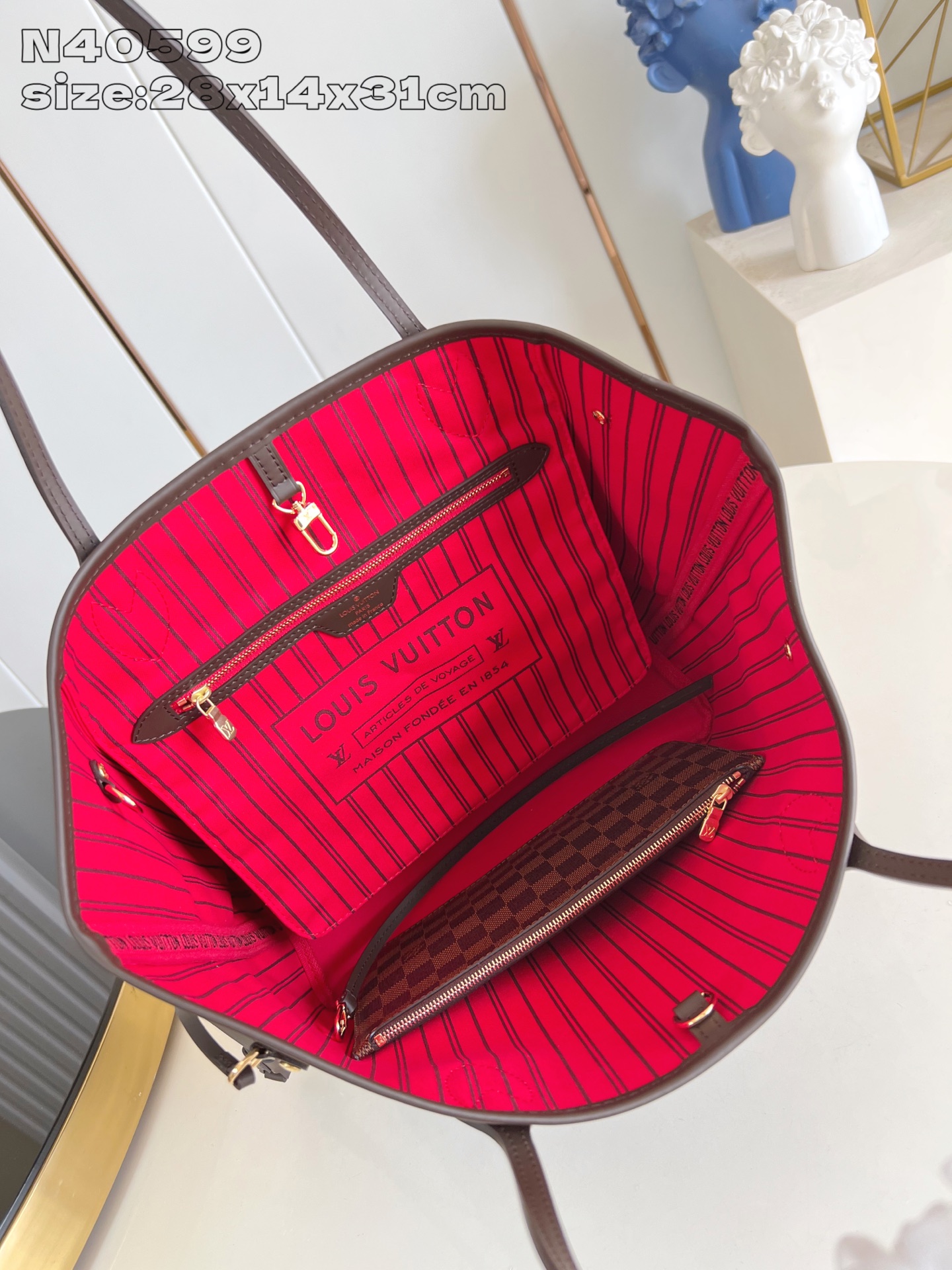 【顶级原单 N40599 】本款 Neverfull 中号托特包为 Damier Ebene 帆布勾勒牛